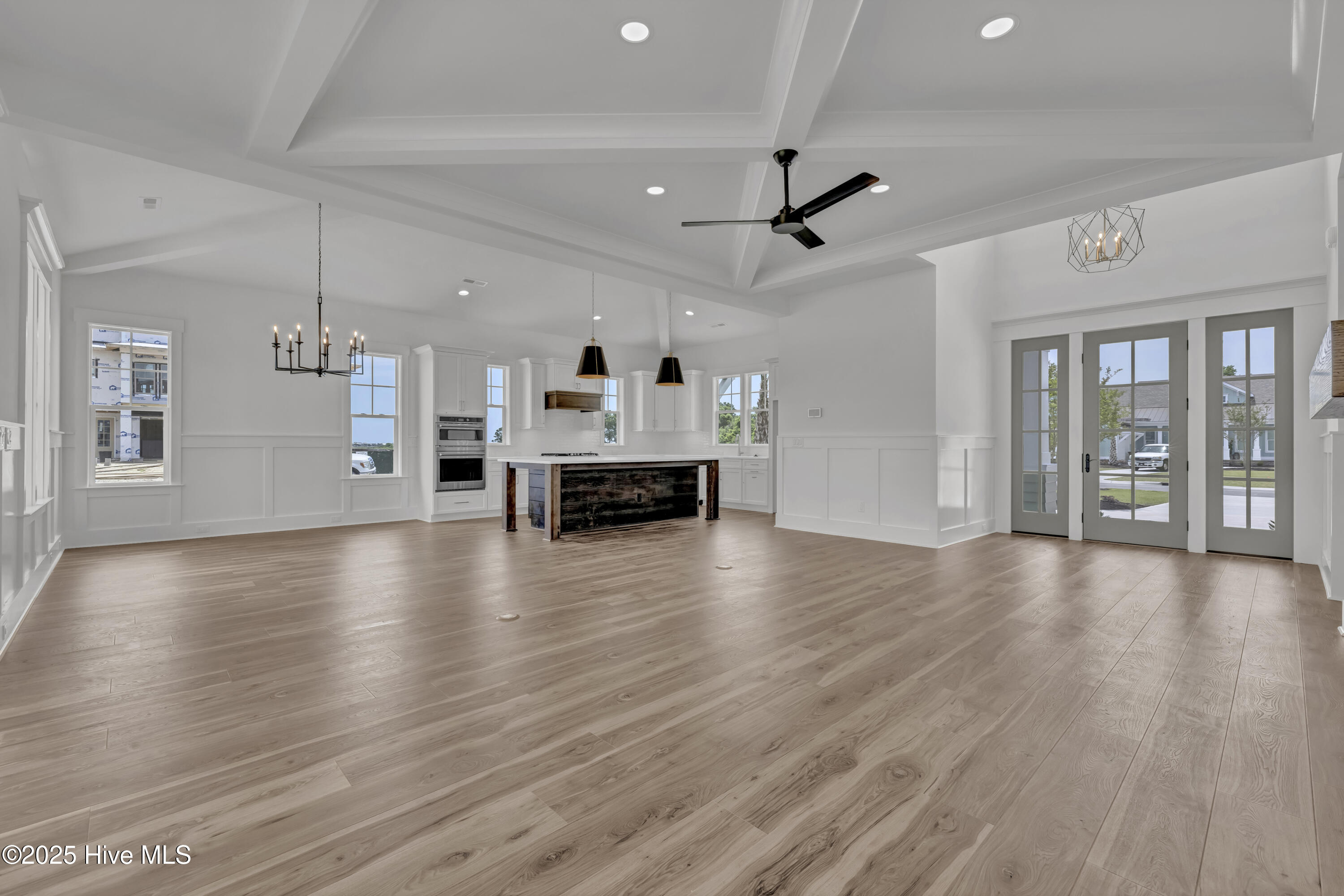 100568013 | Photo 33