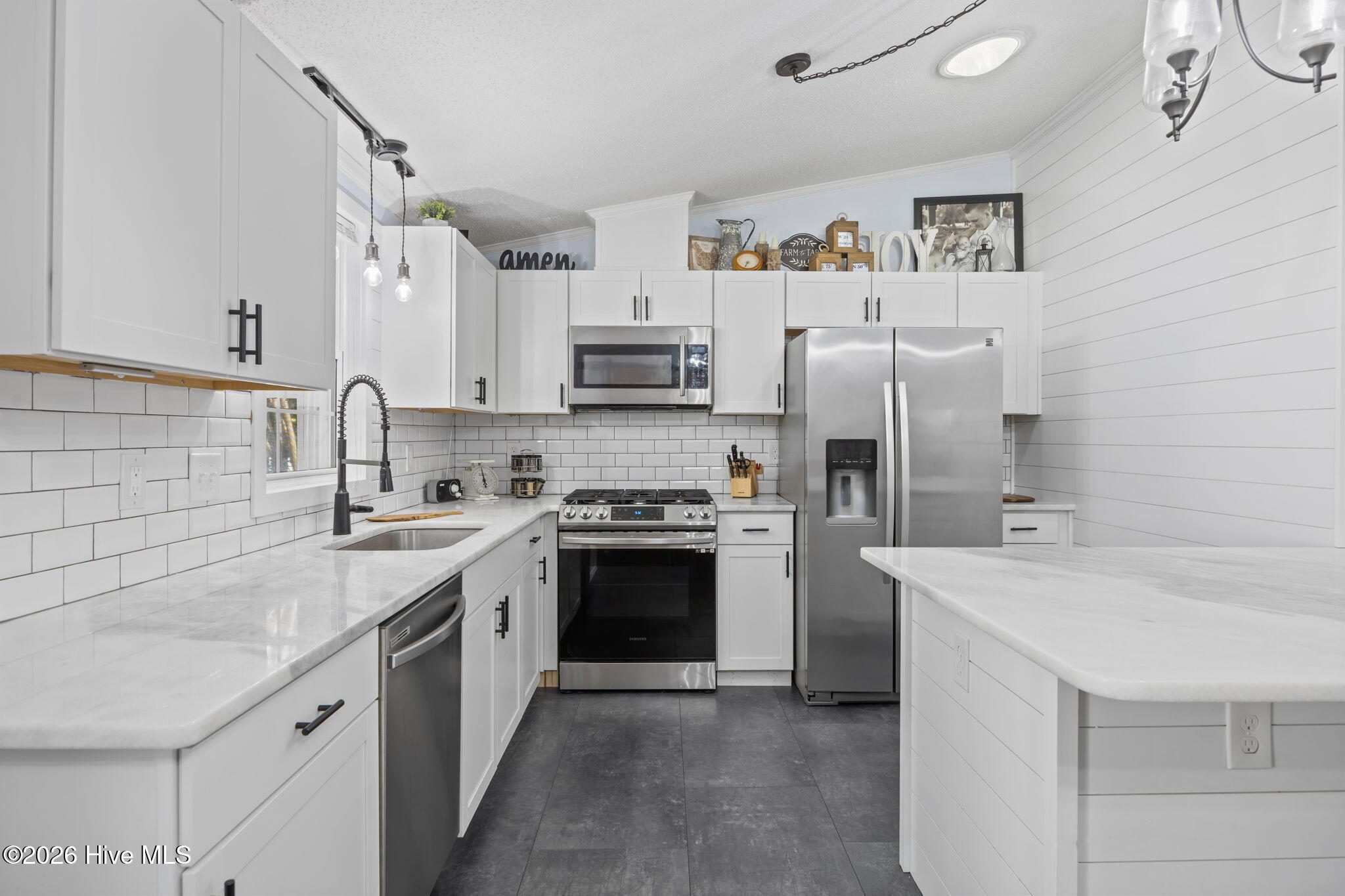 100560111 | Photo 16