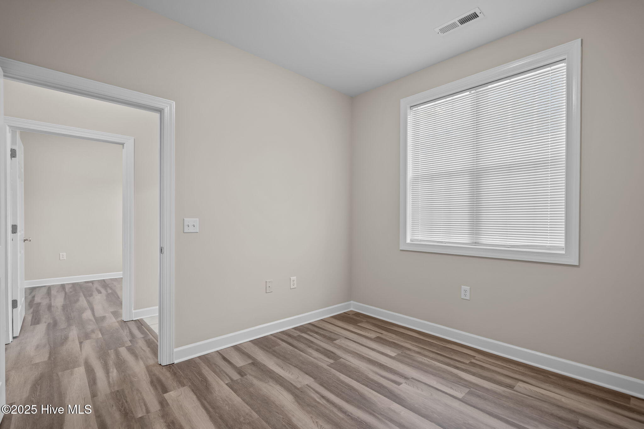 100540244 | Photo 30