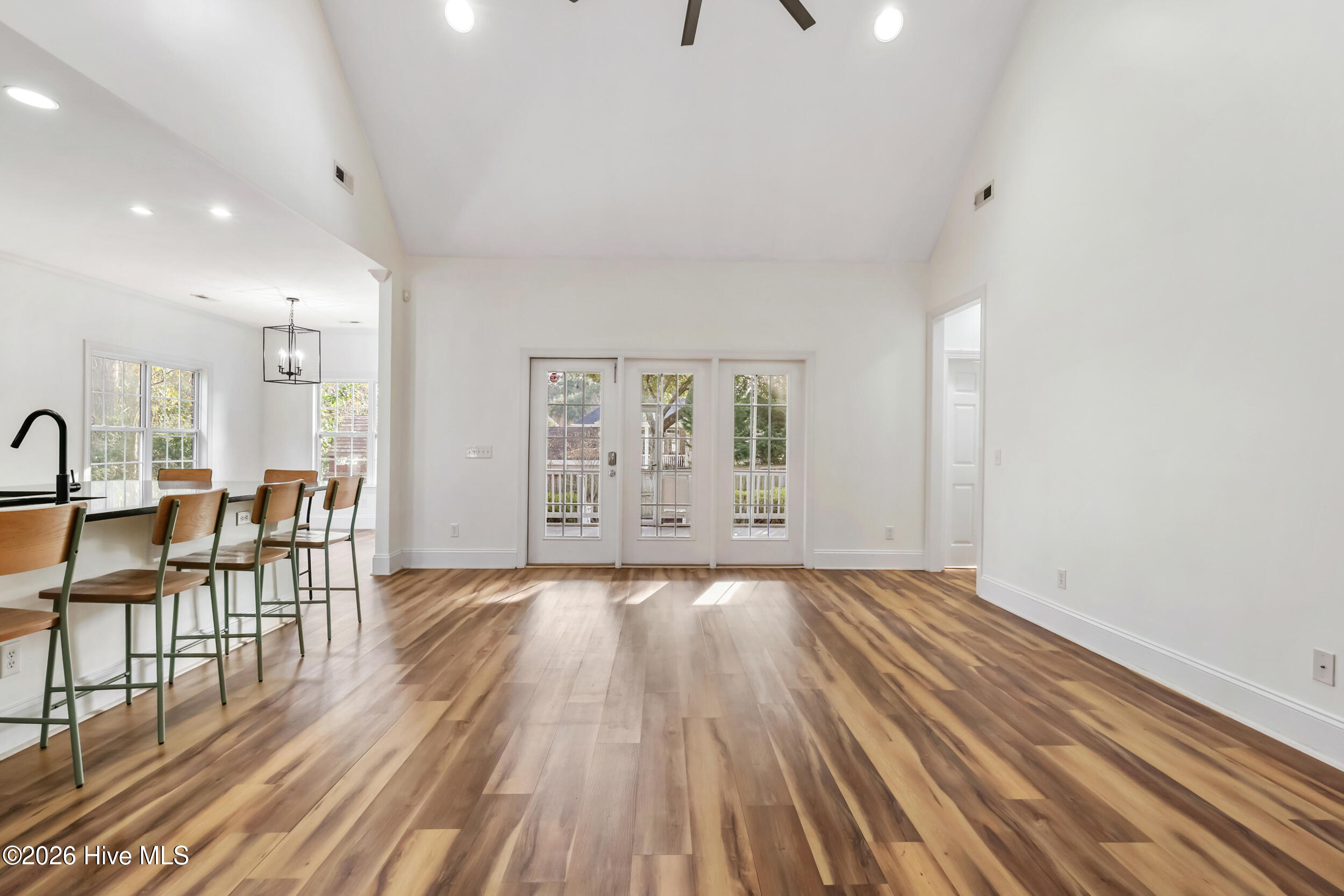 100547349 | Photo 10