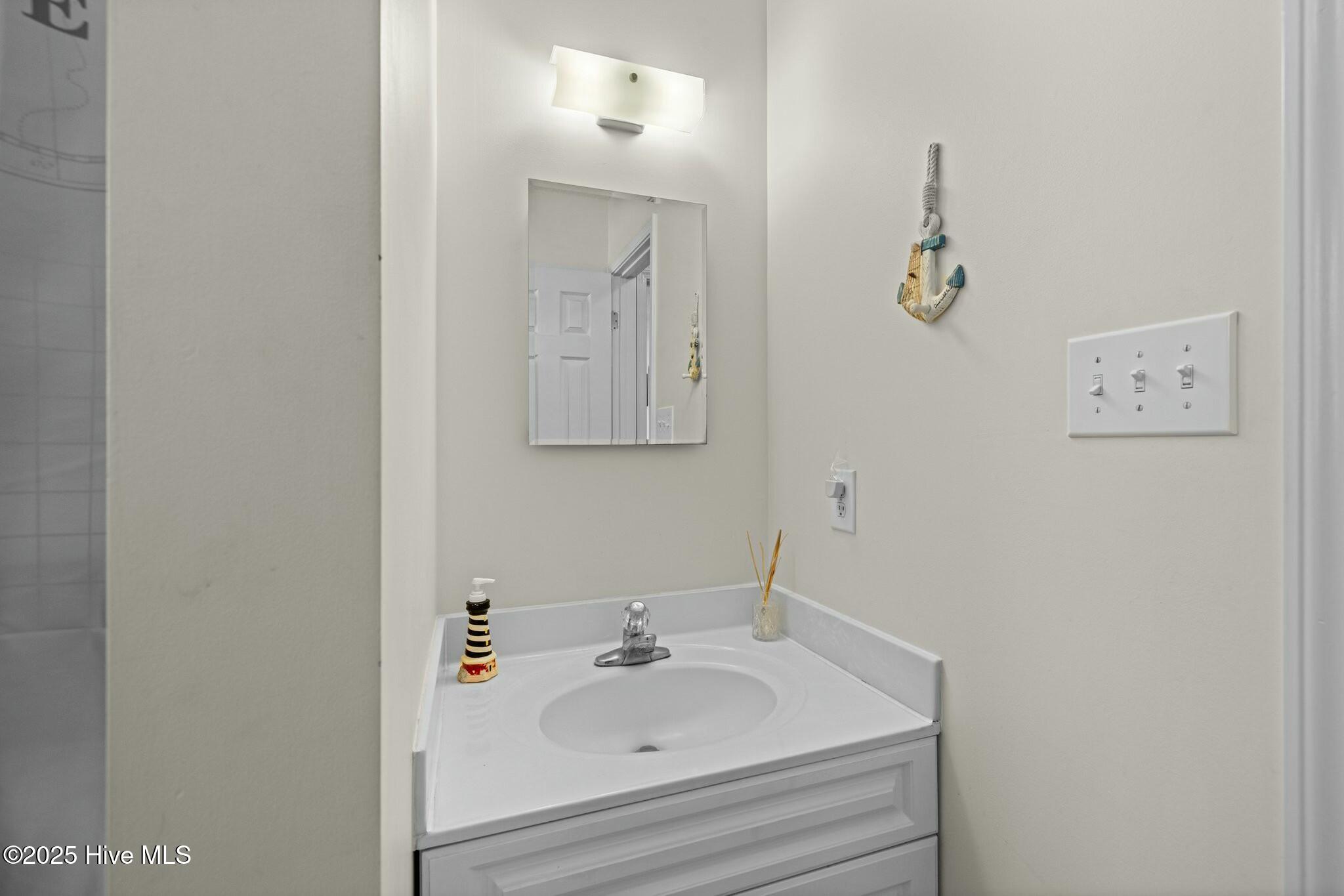 100490035 | Photo 38