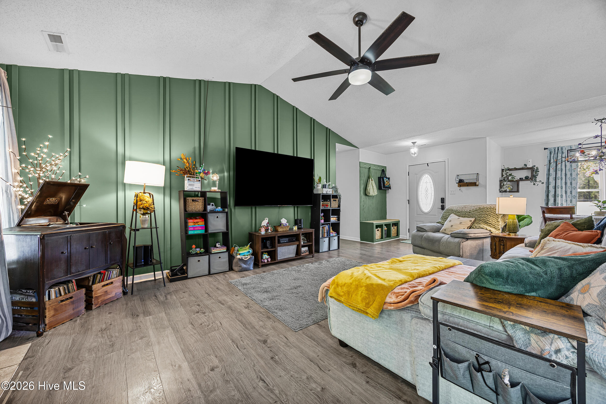 100566789 | Photo 18