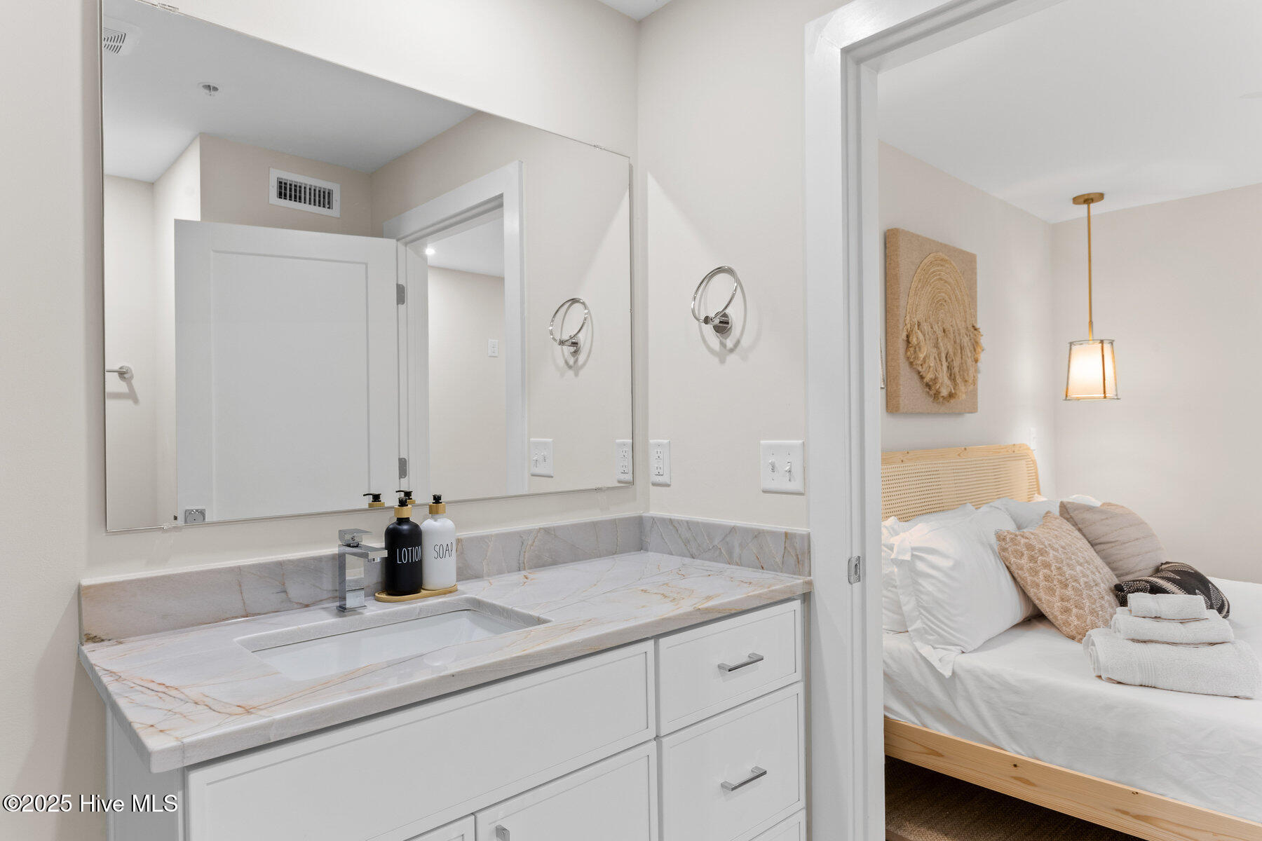 100503111 | Photo 21