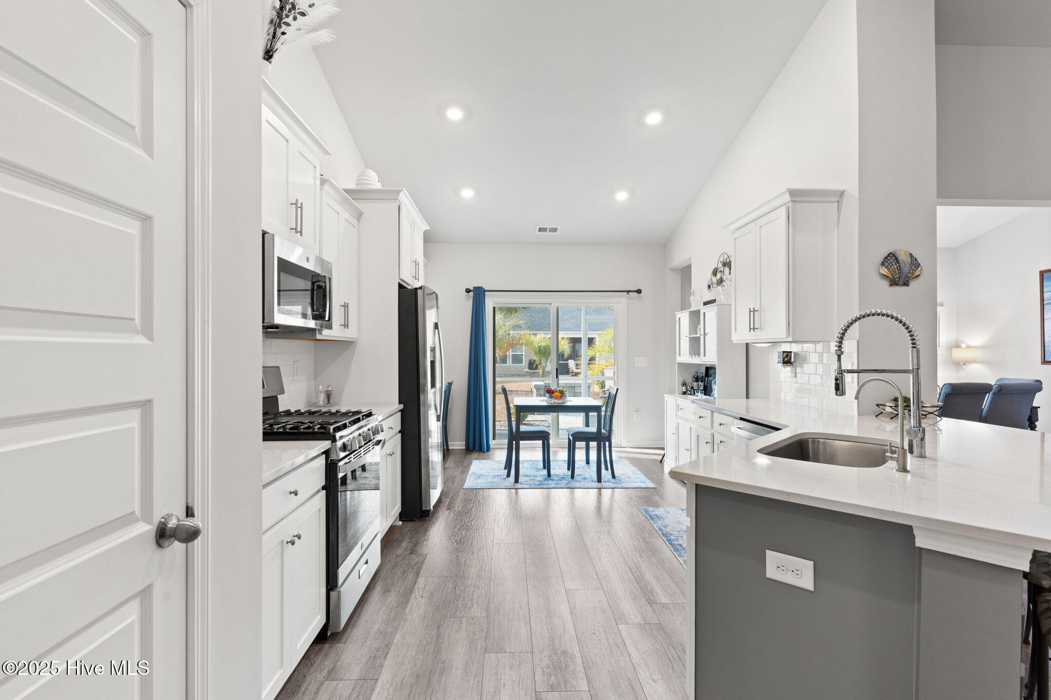 100545936 | Photo 12