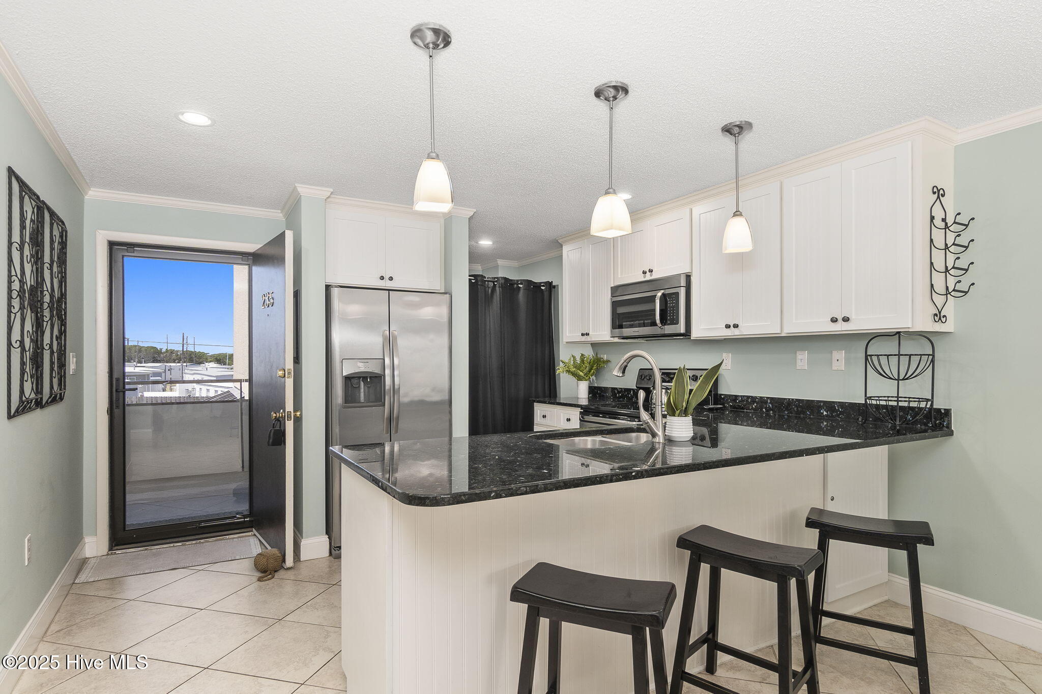 Kitchen w/ peninsula seating
