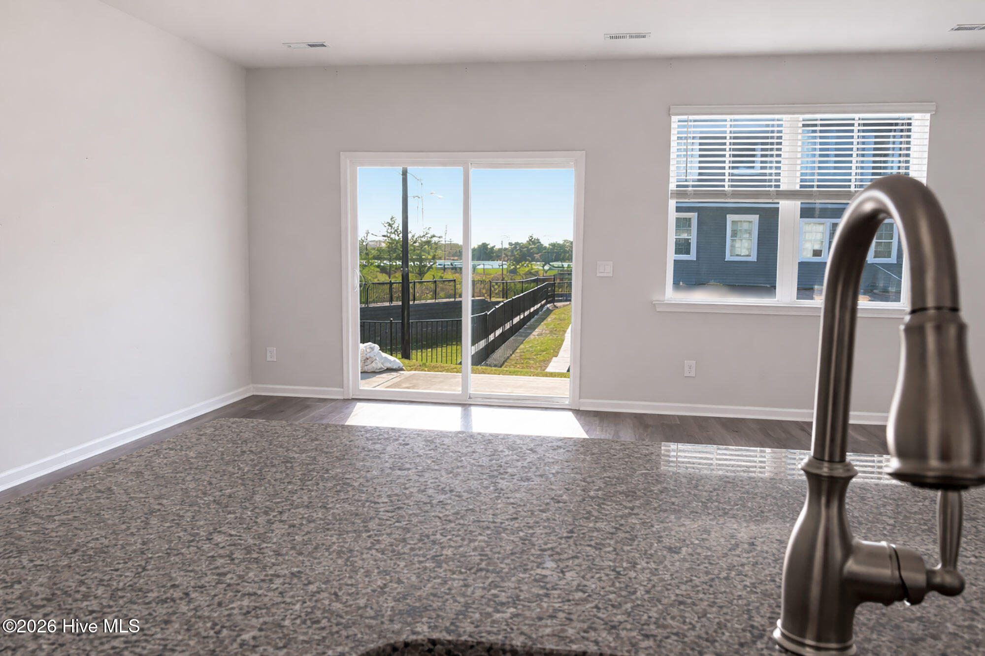 100565715 | Photo 10