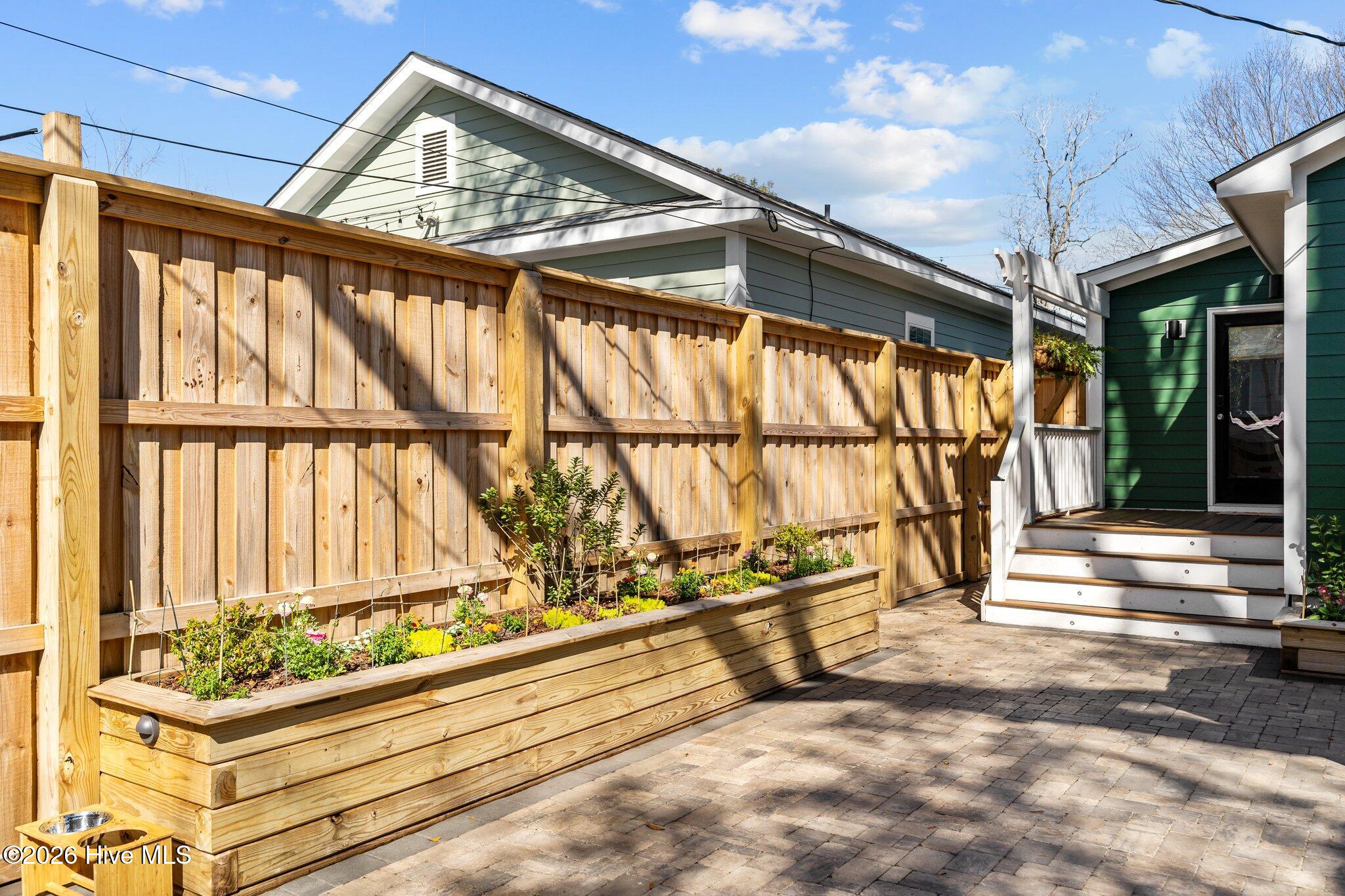 100557813 | Photo 53