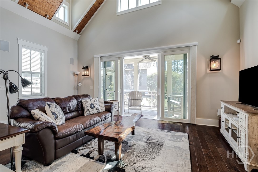 Cottage has its own screened???????????????????????????????????????? porch