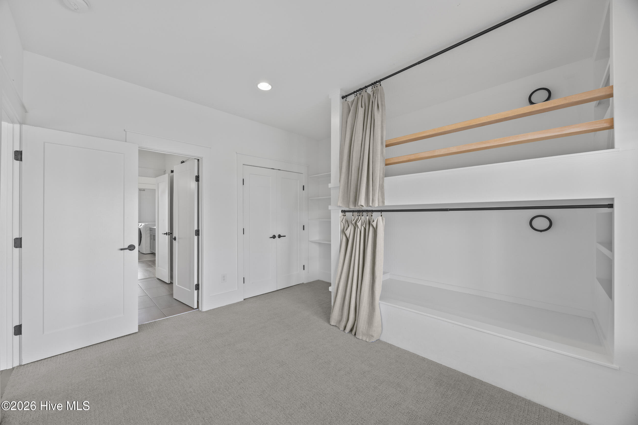 100551268 | Photo 36