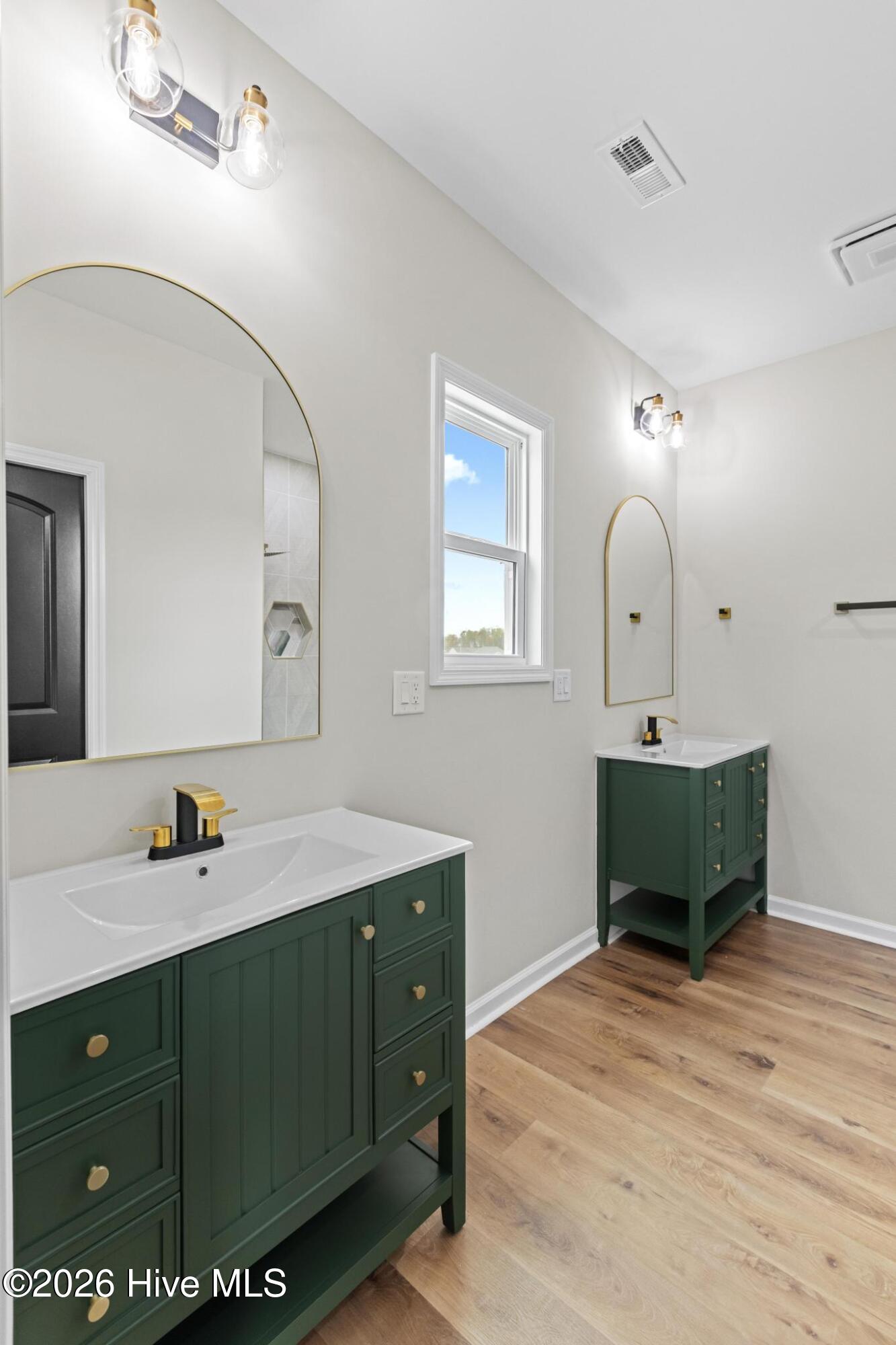 100515007 | Photo 18