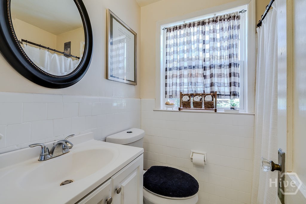 2nd full bath off hallway.