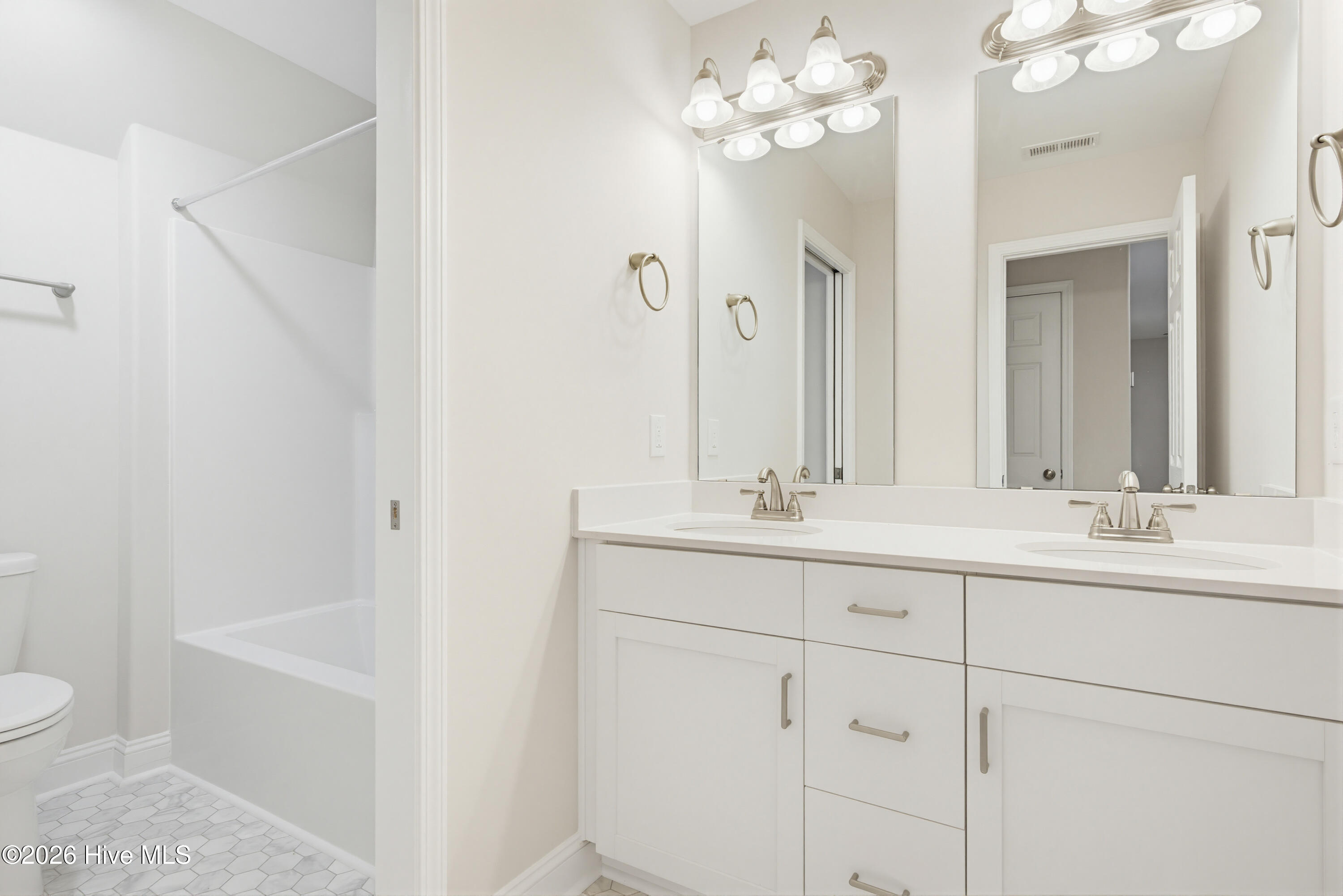 100567263 | Photo 21