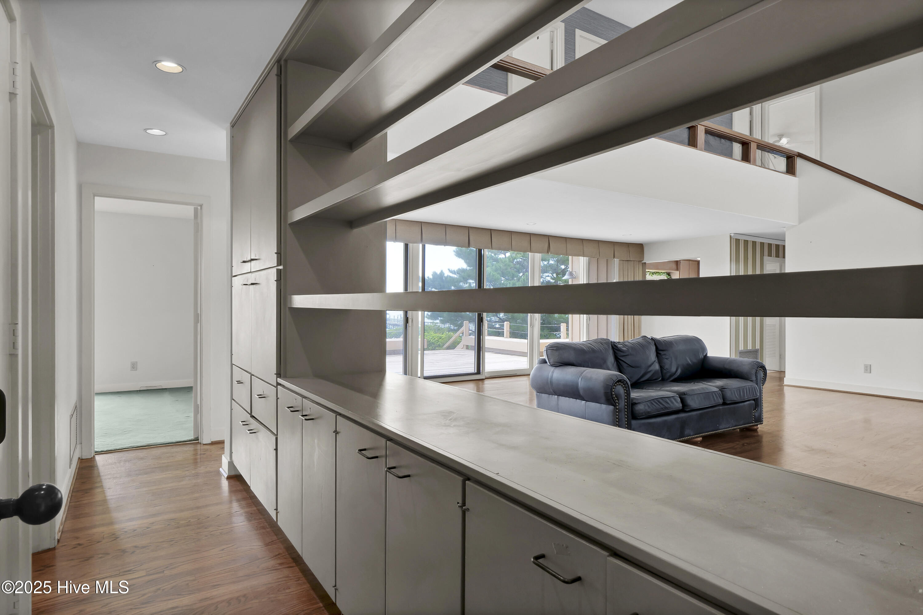 100527389 | Photo 23