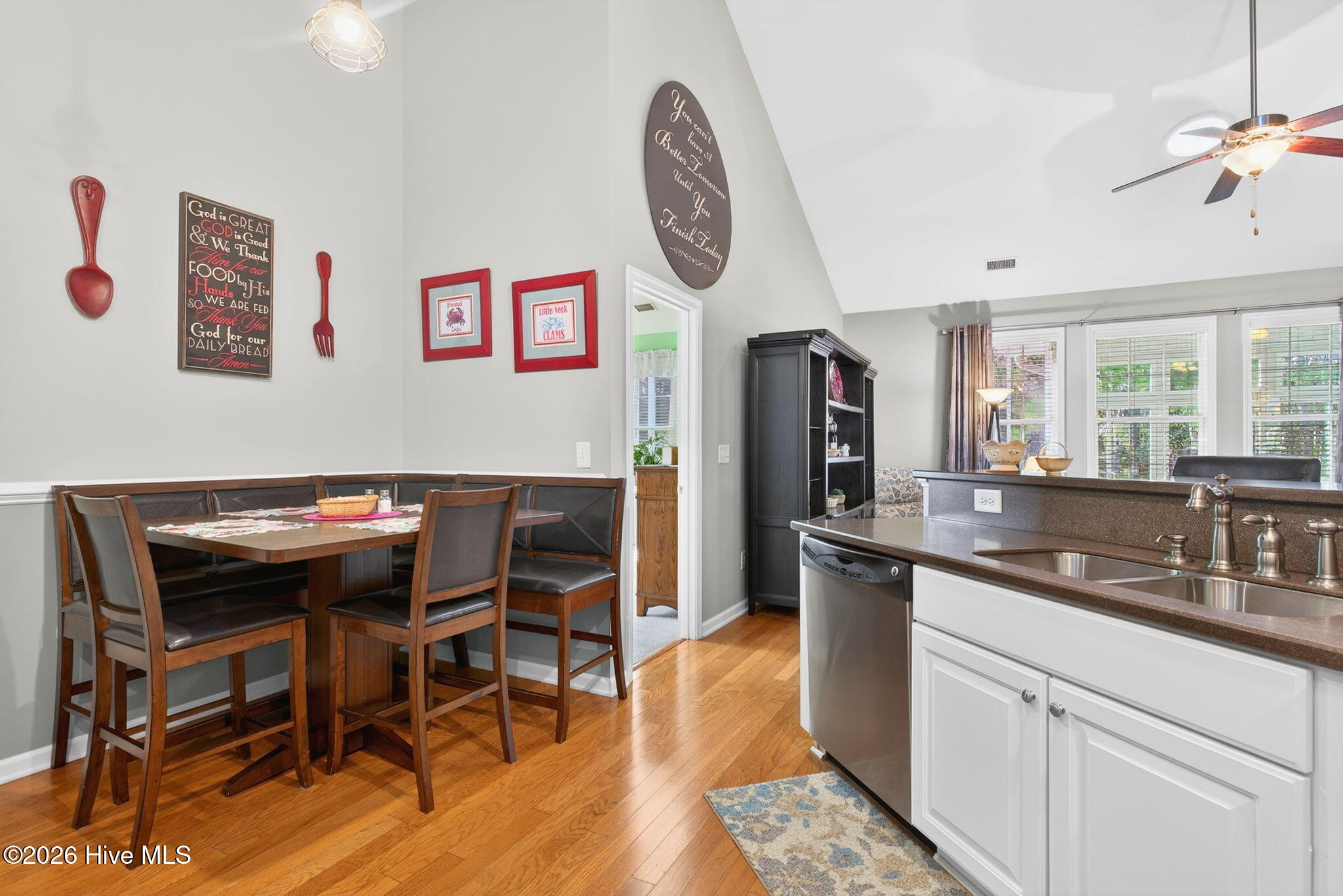 100558240 | Photo 13