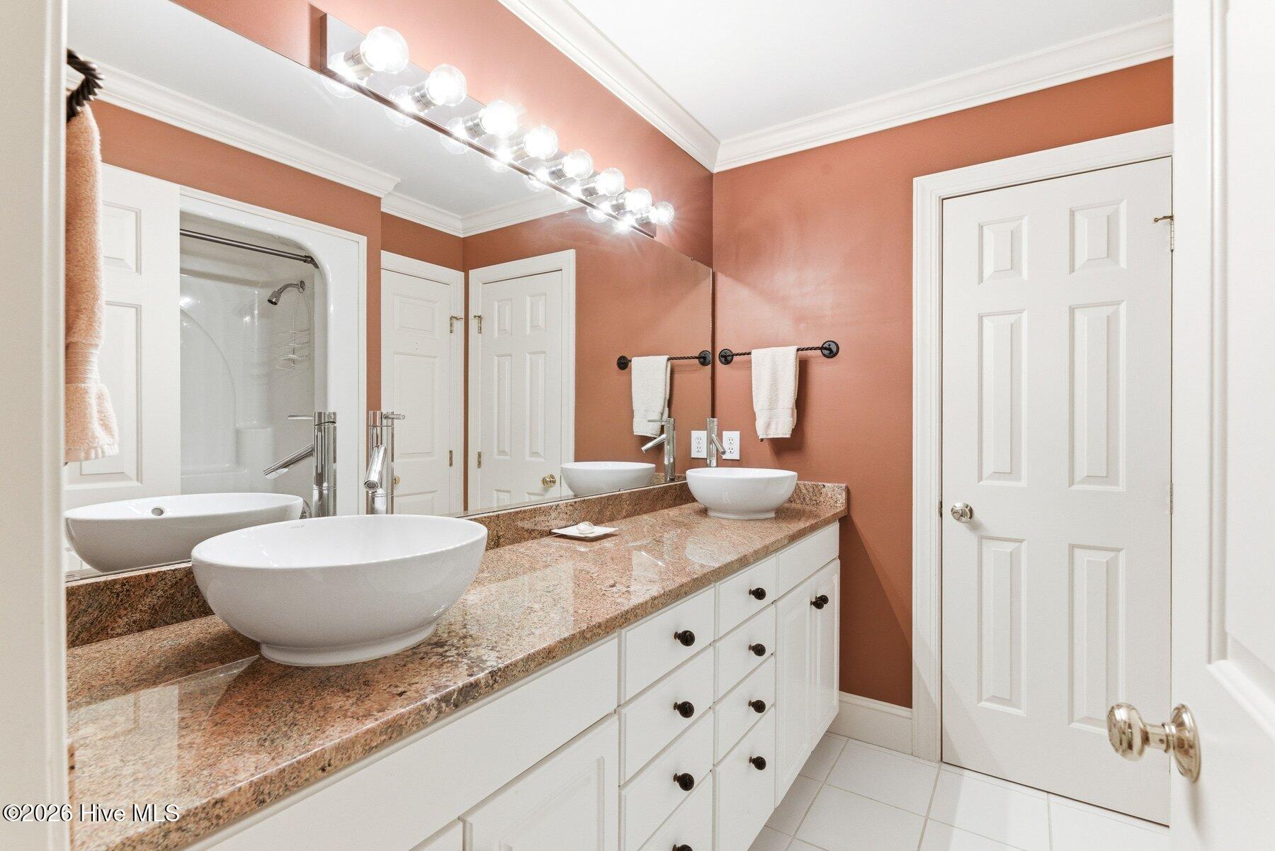 100562414 | Photo 45