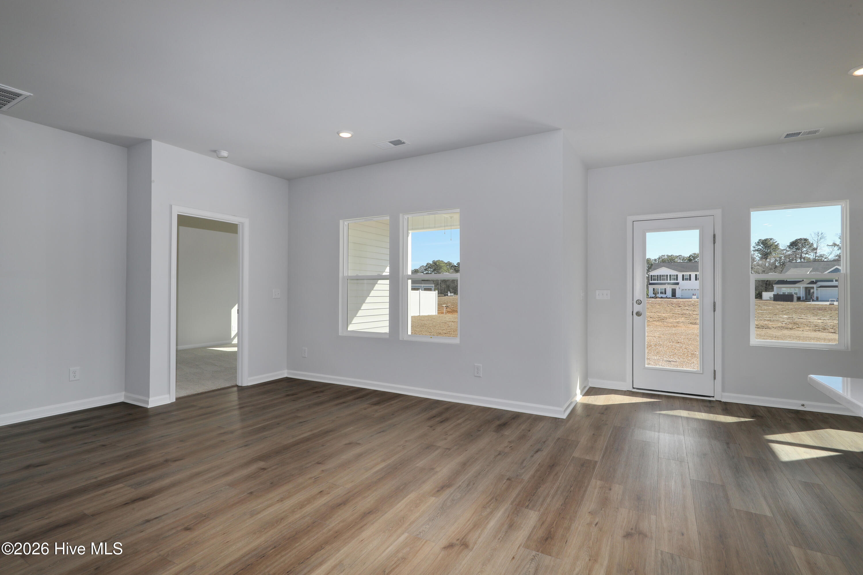 100520323 | Photo 17