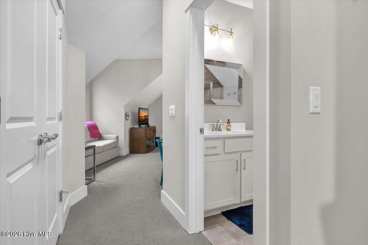 100558709 | Photo 65