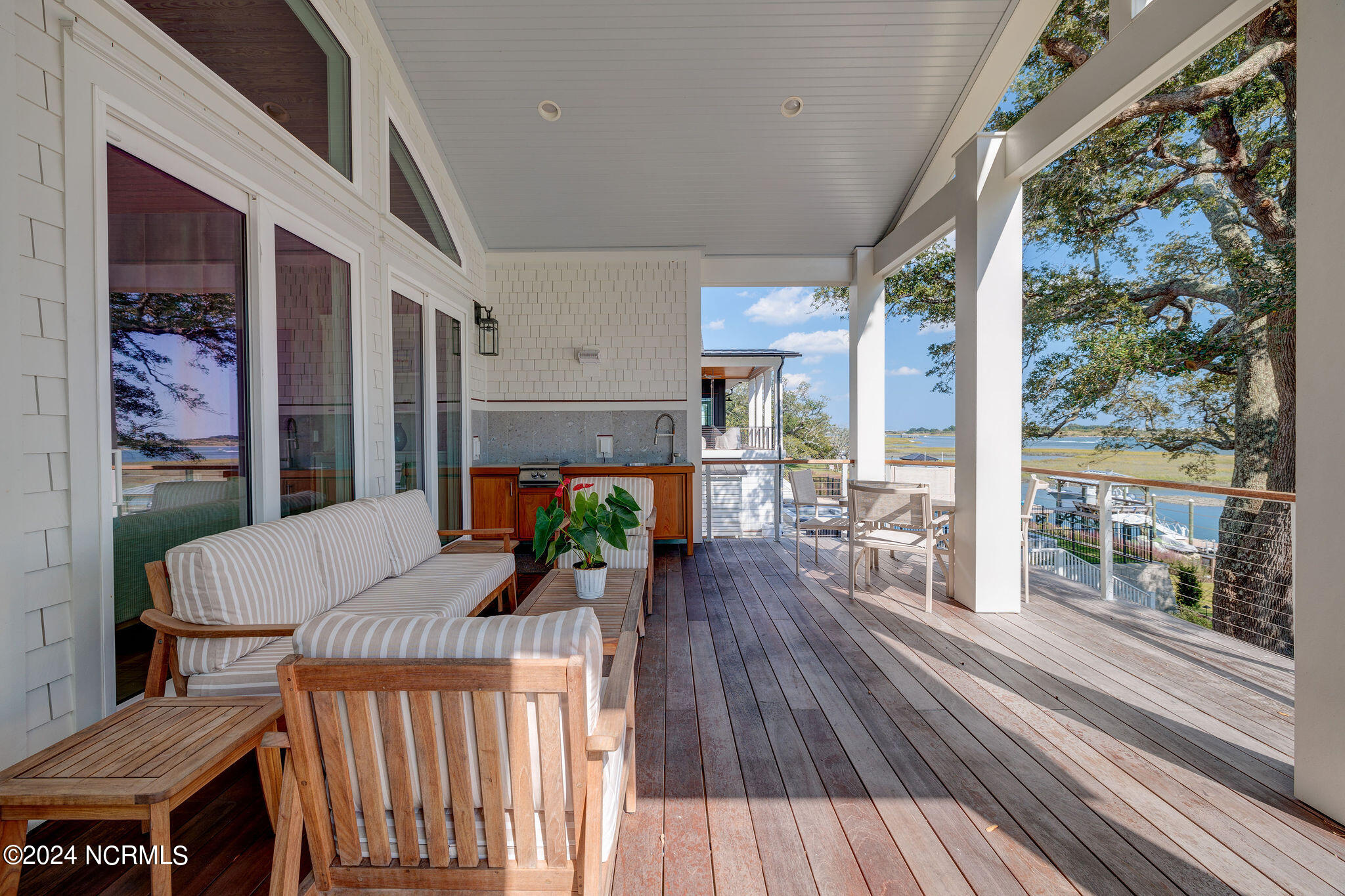 100547028 | Photo 79