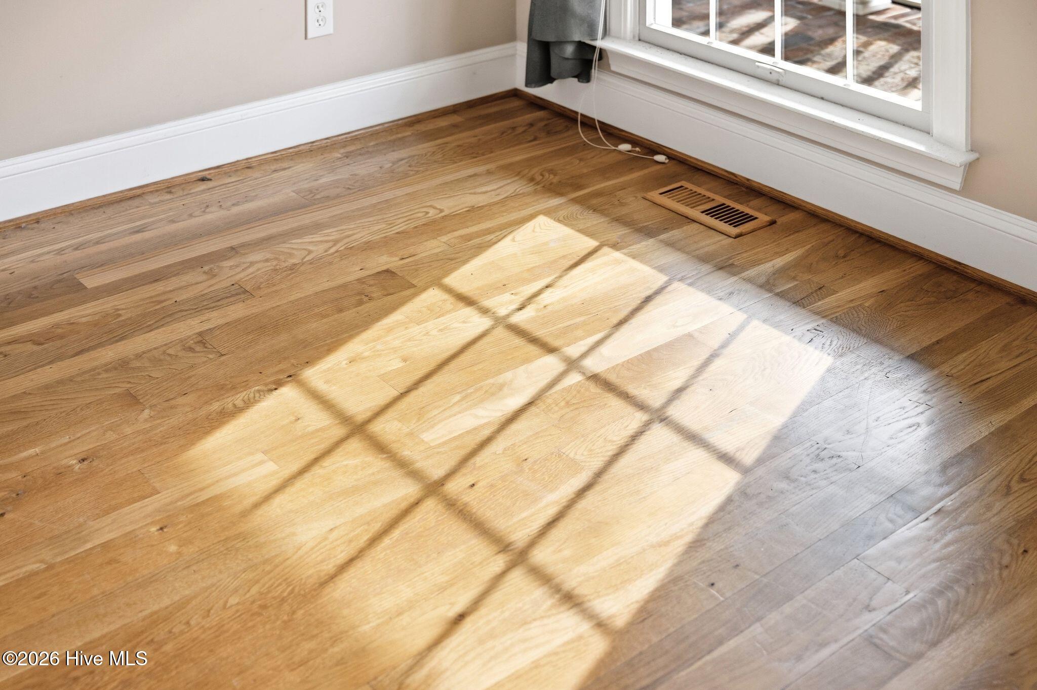 100561180 | Photo 56