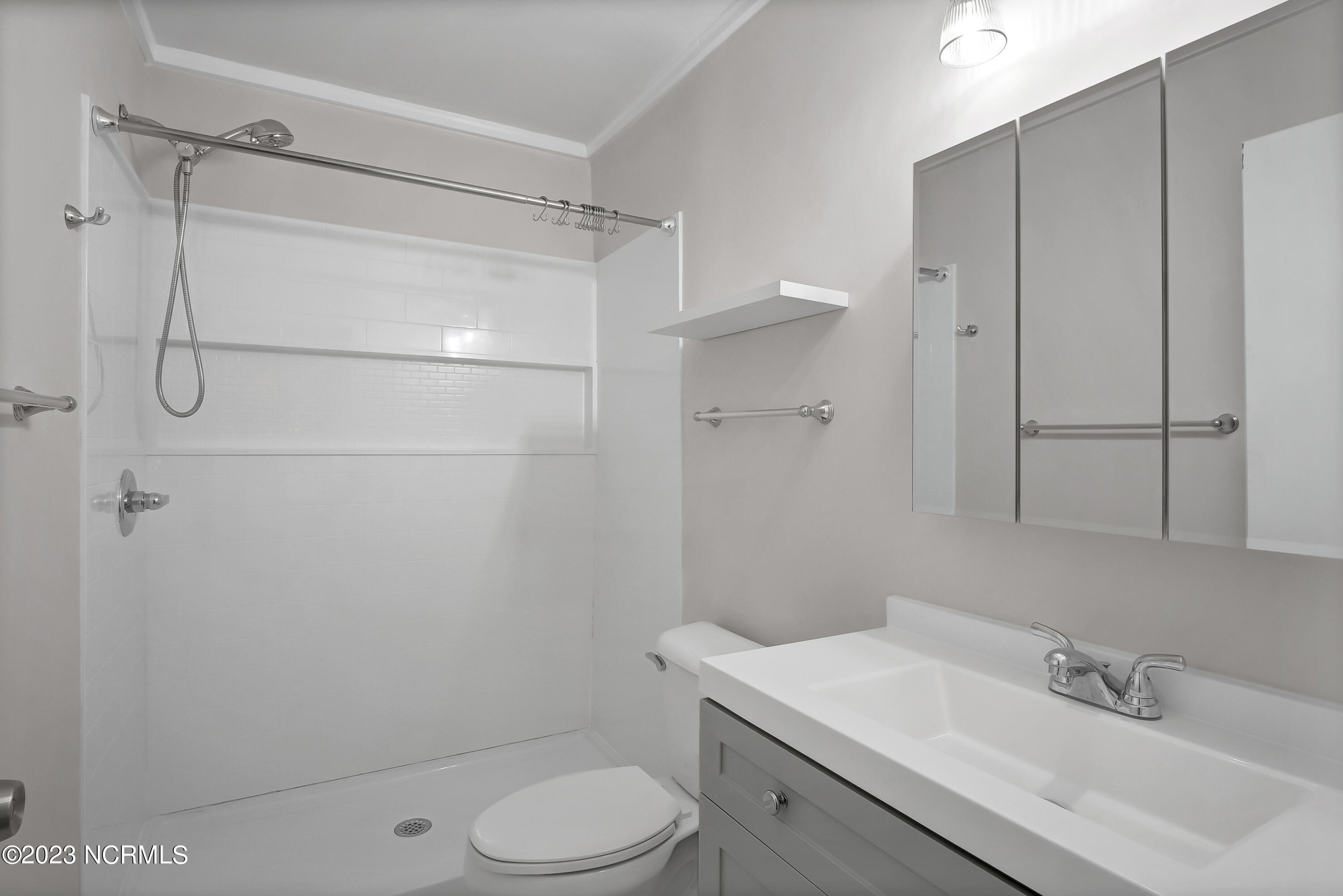 100560221 | Photo 23