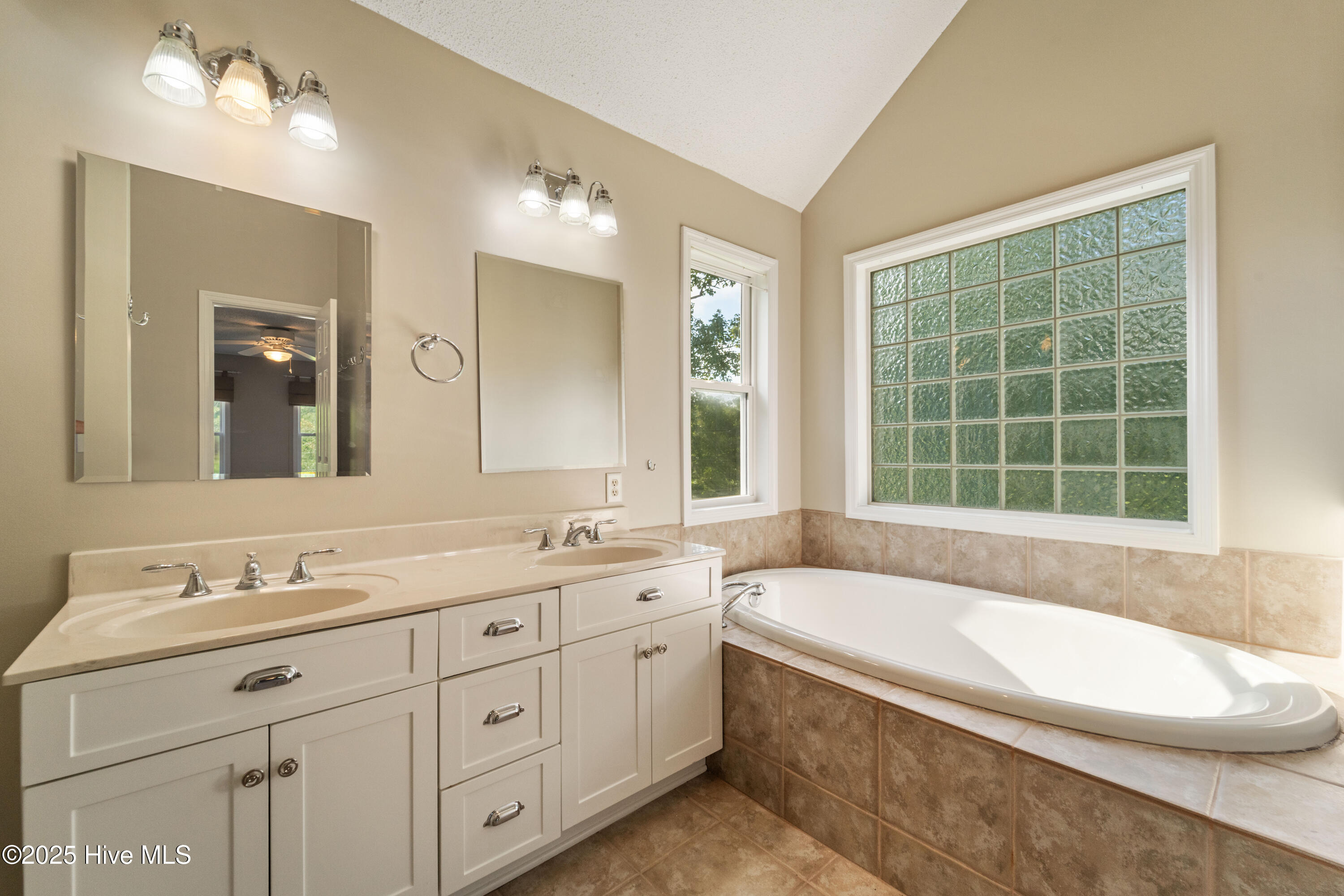 100559136 | Photo 12