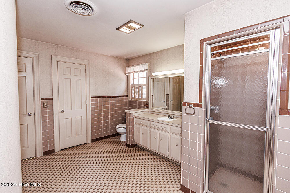 Full bath upstairs