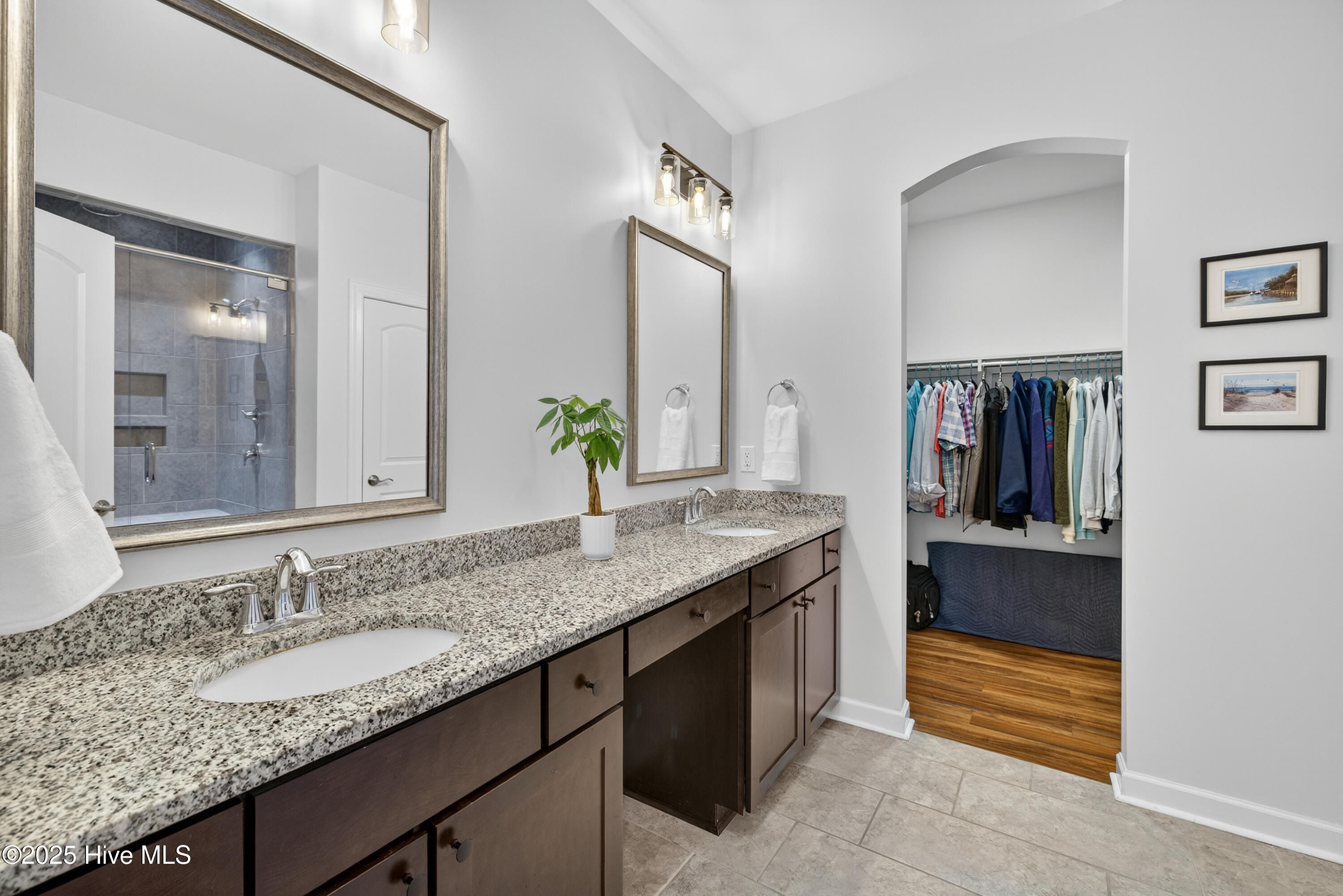 100537739 | Photo 24