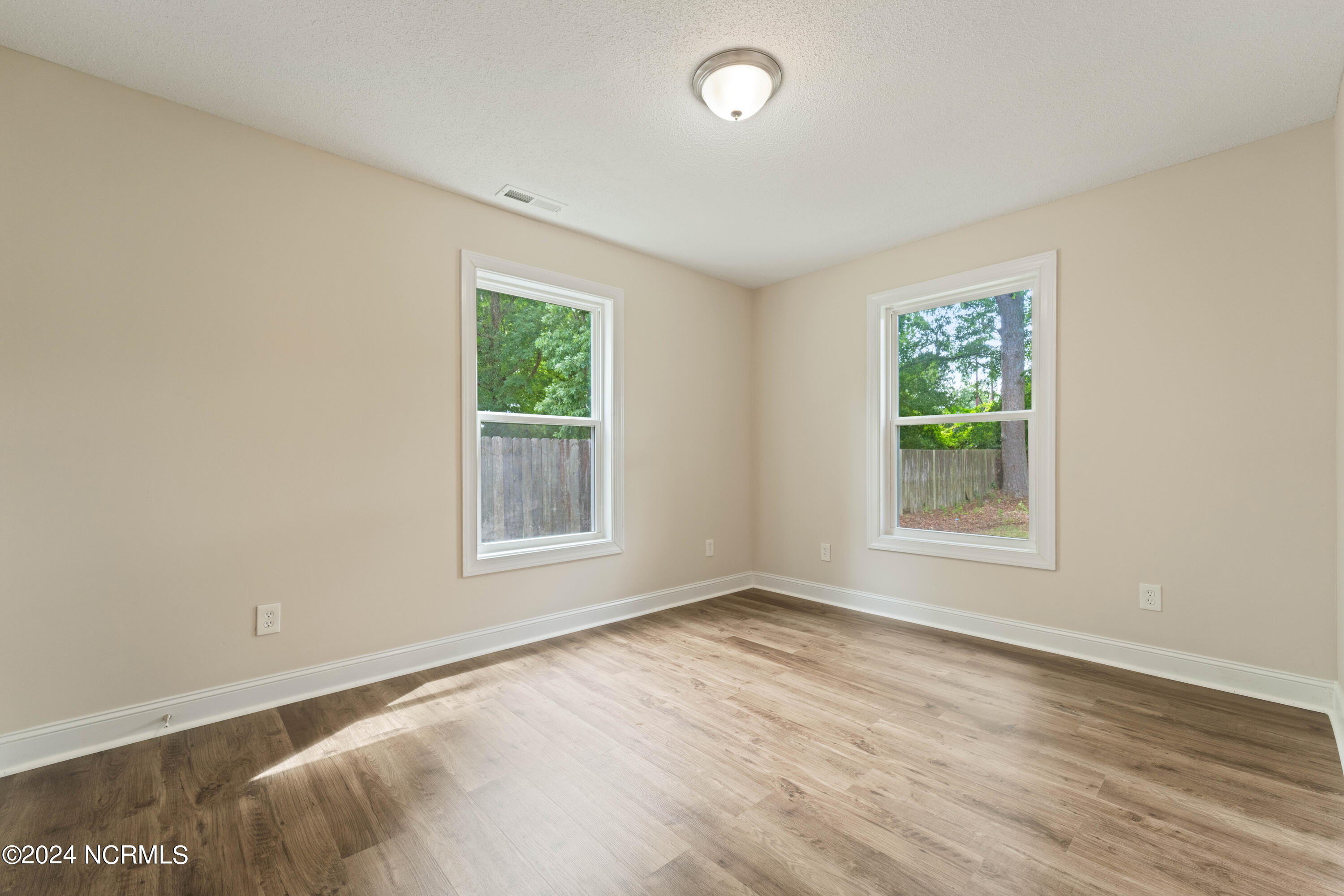 100562188 | Photo 16