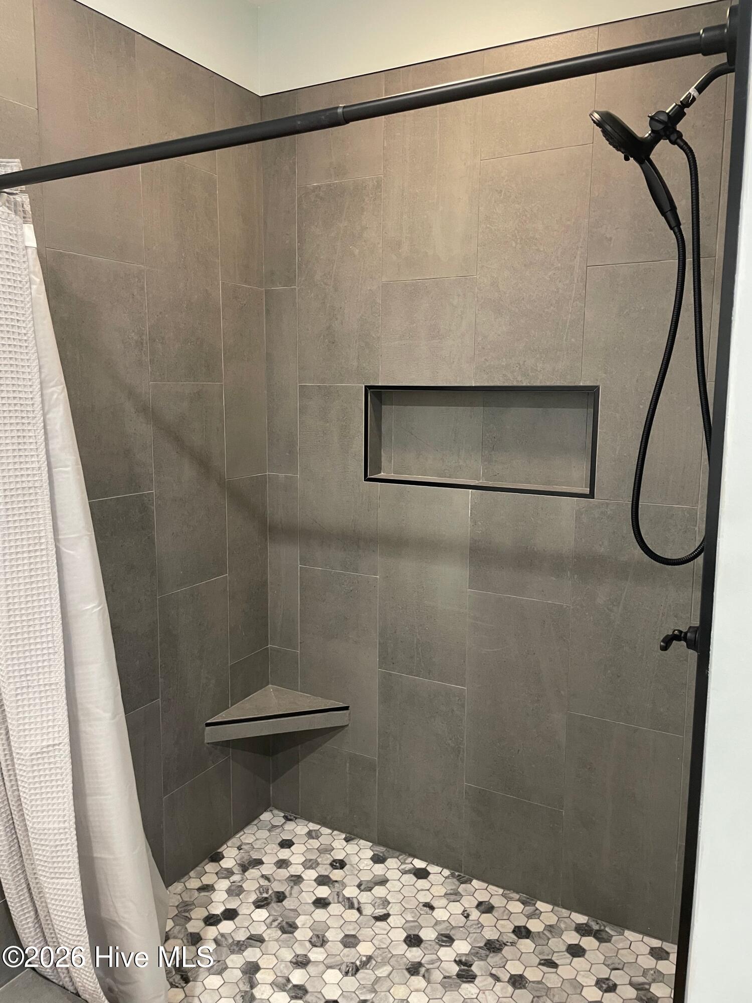 100568375 | Photo 47