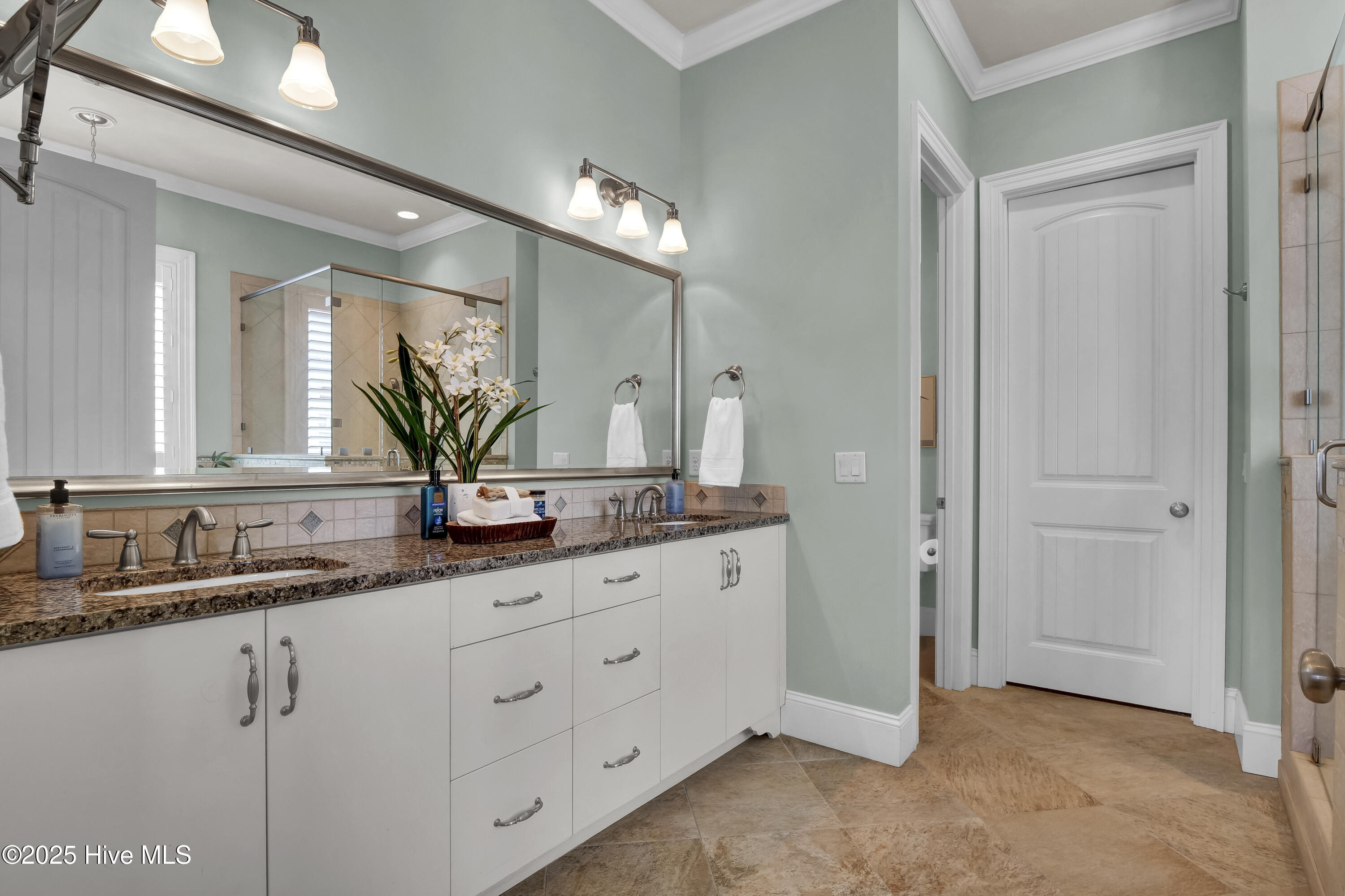 100505829 | Photo 11