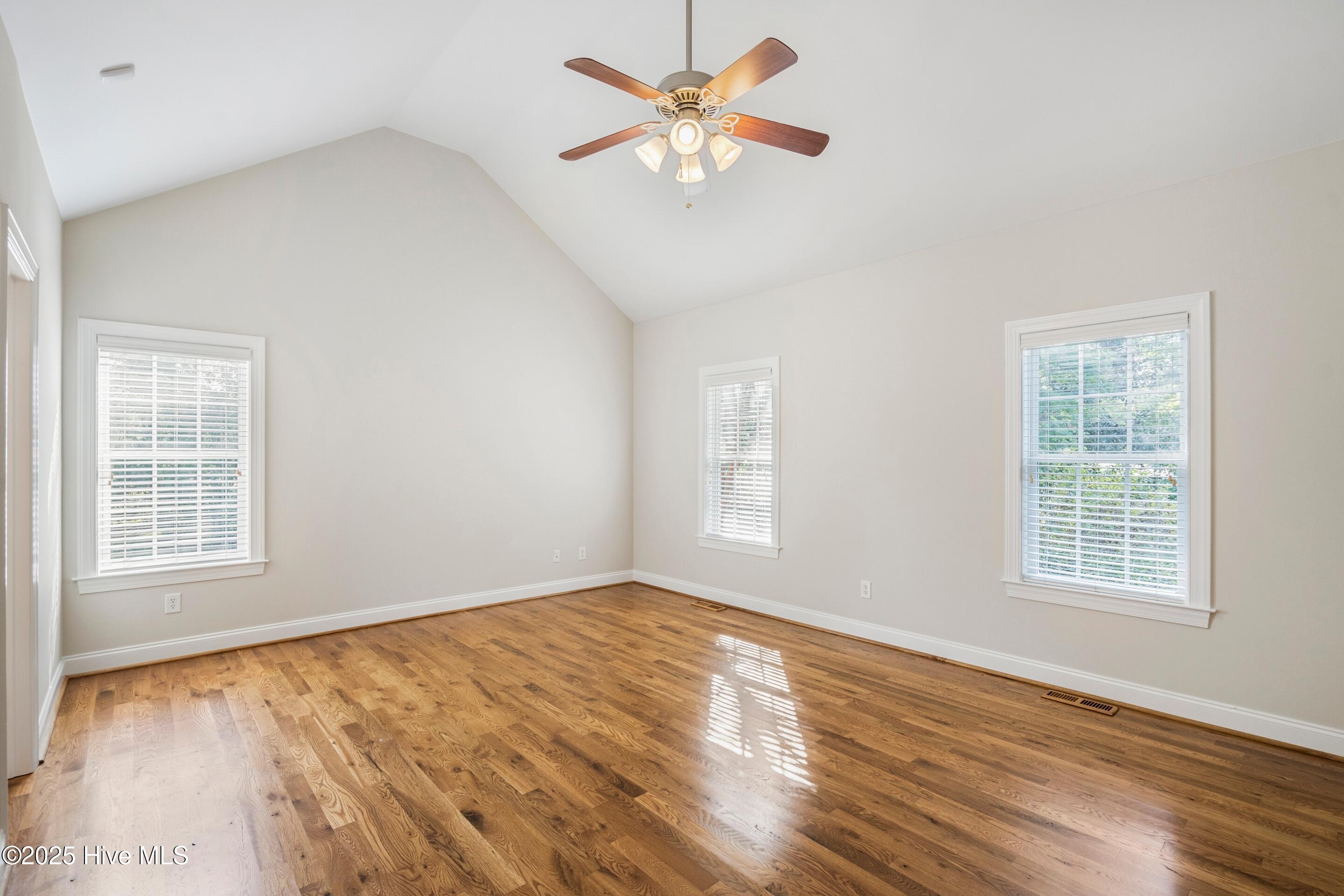 100537413 | Photo 28