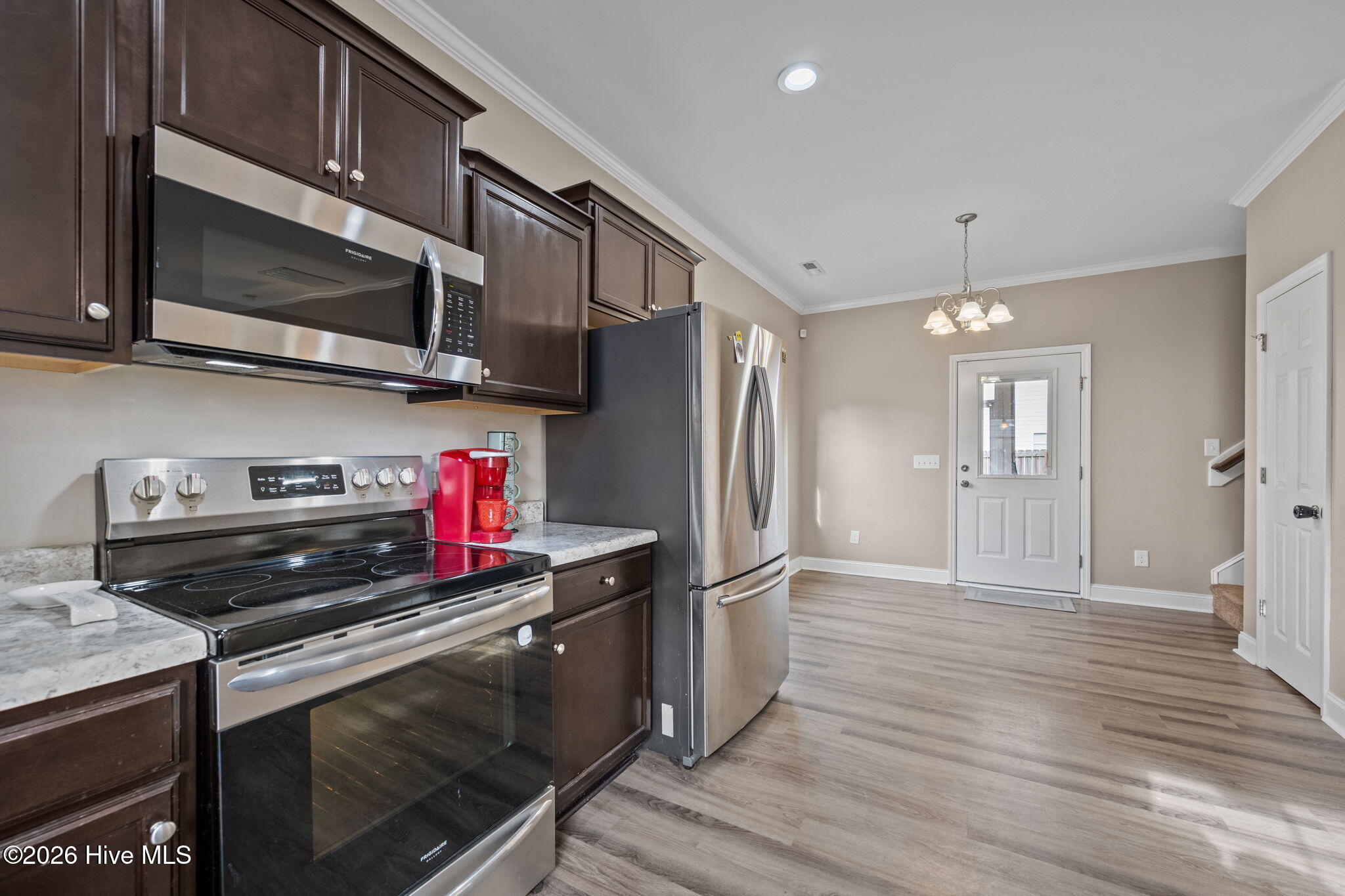 100549610 | Photo 15