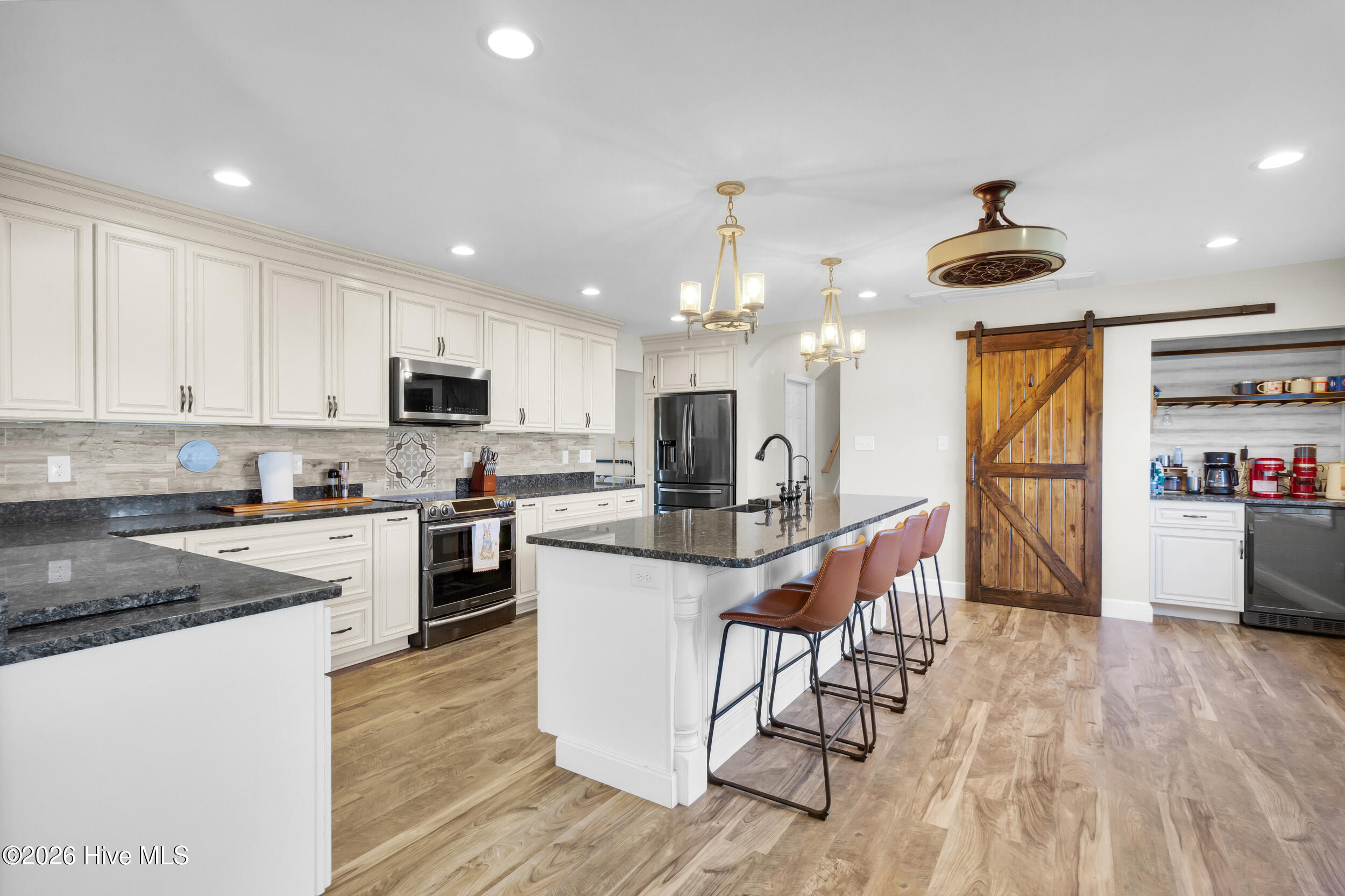 100566546 | Photo 11