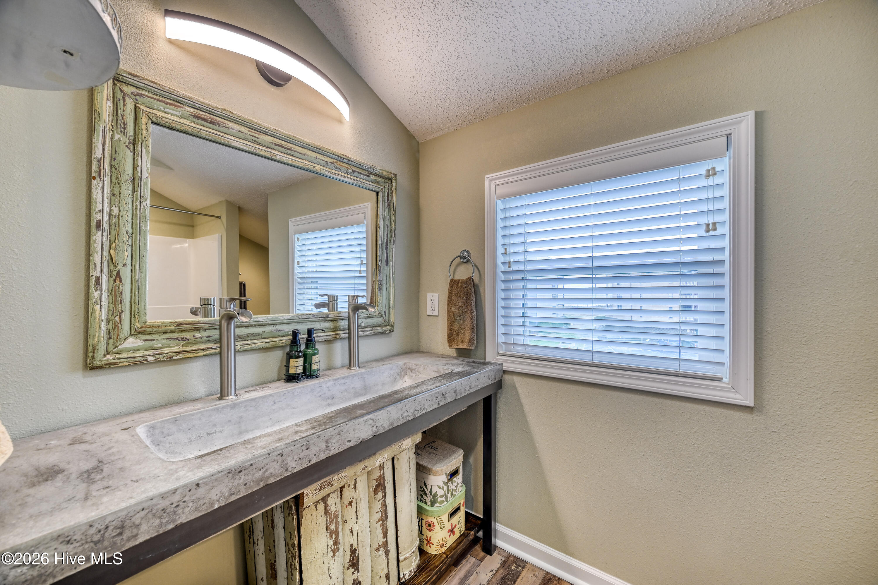 100558069 | Photo 45