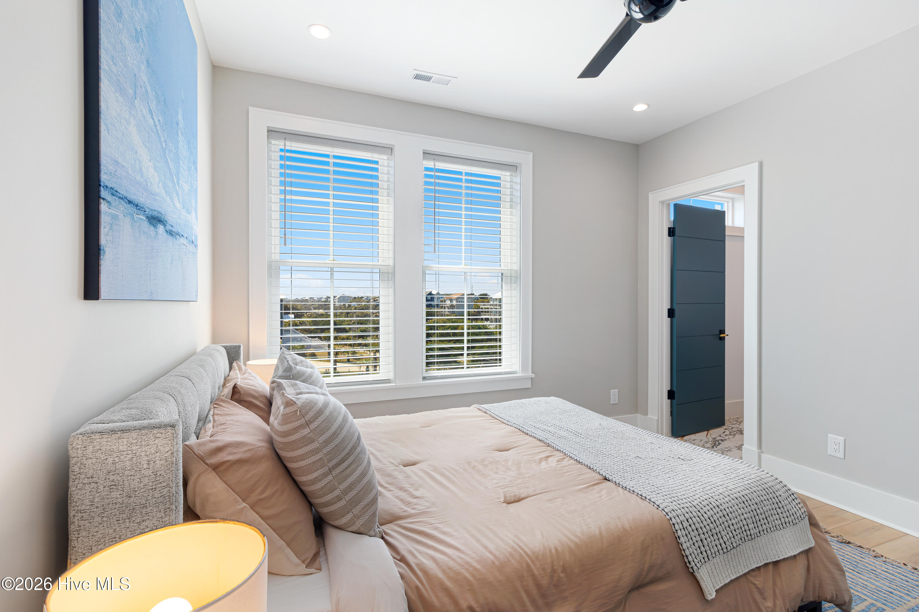 100567195 | Photo 34