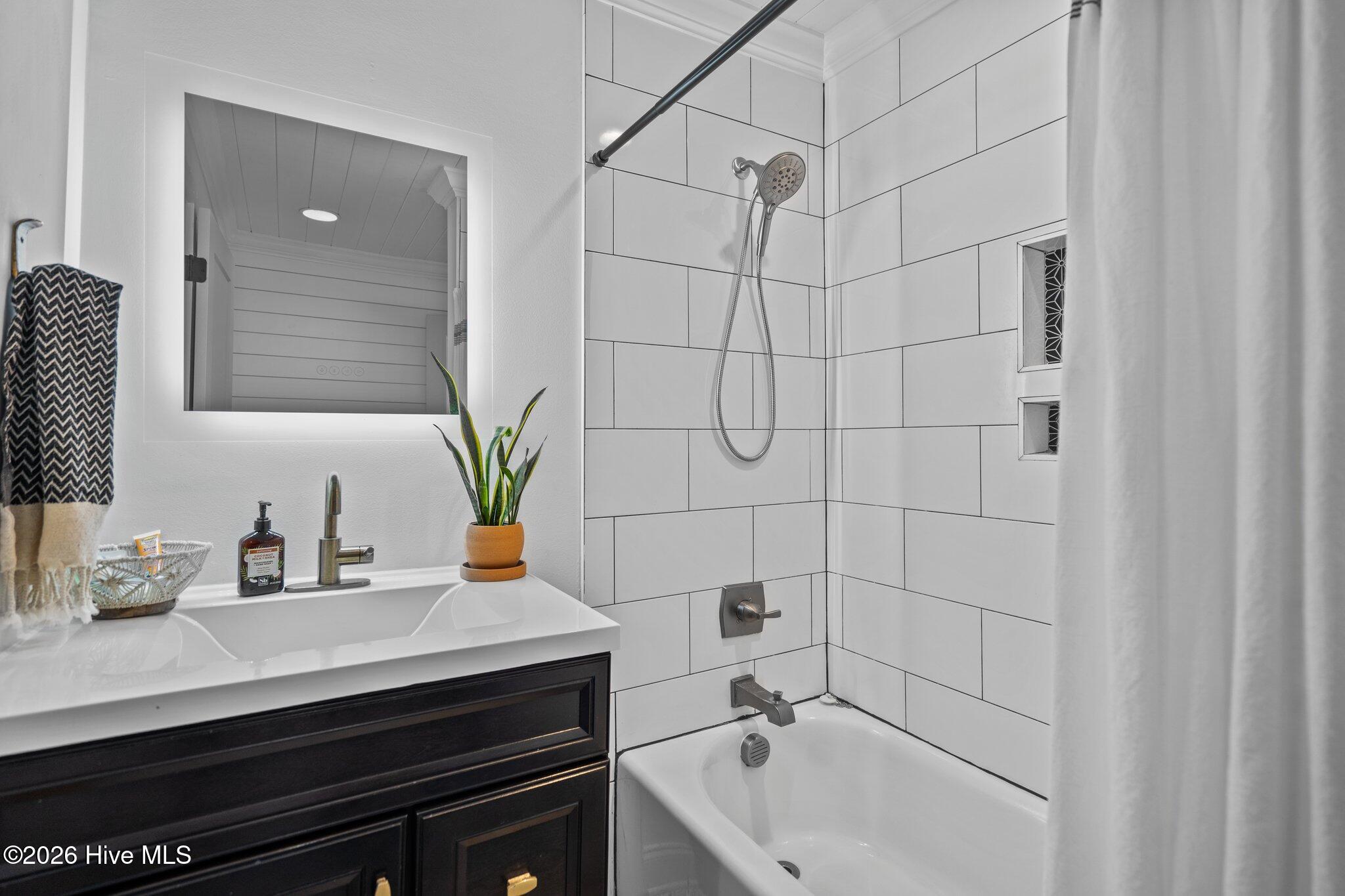 100560357 | Photo 33