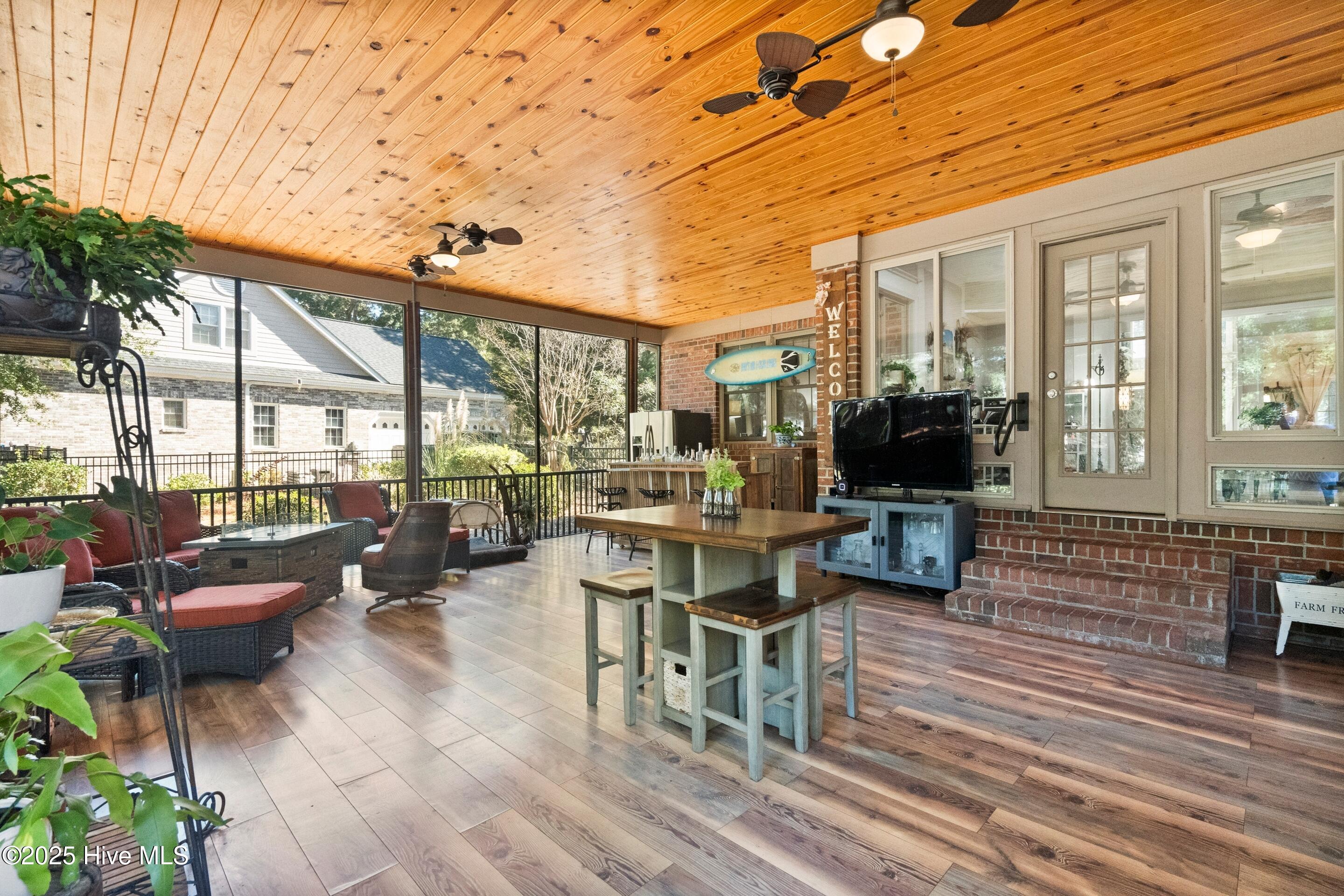 100538310 | Photo 67