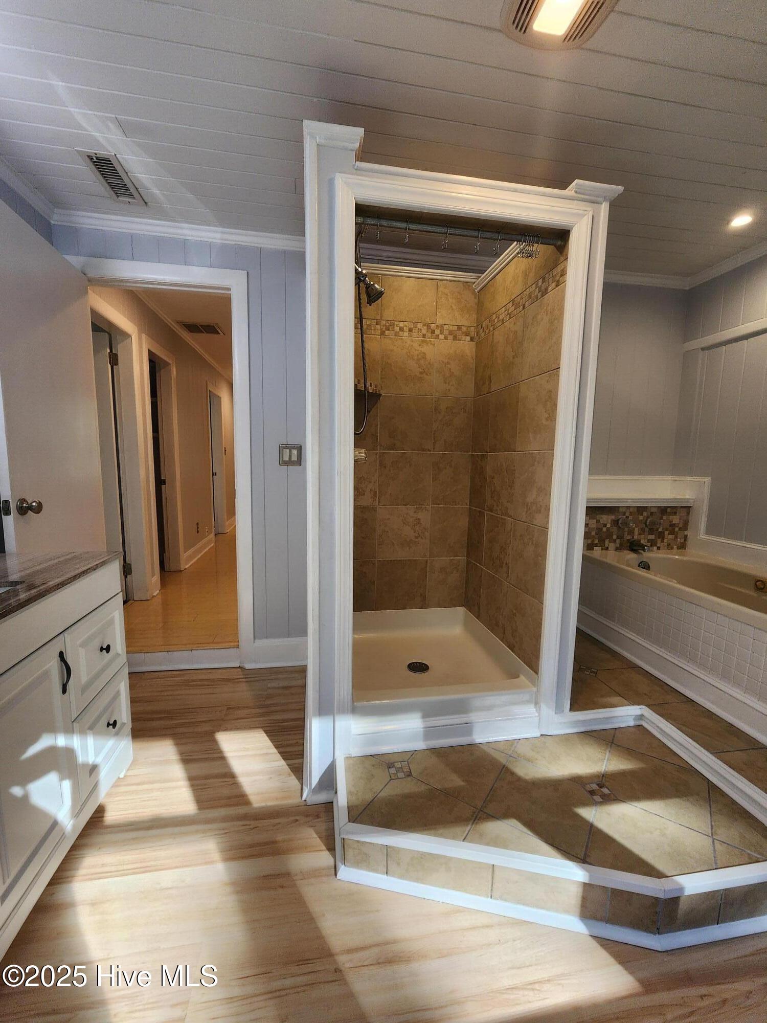 100540372 | Photo 34