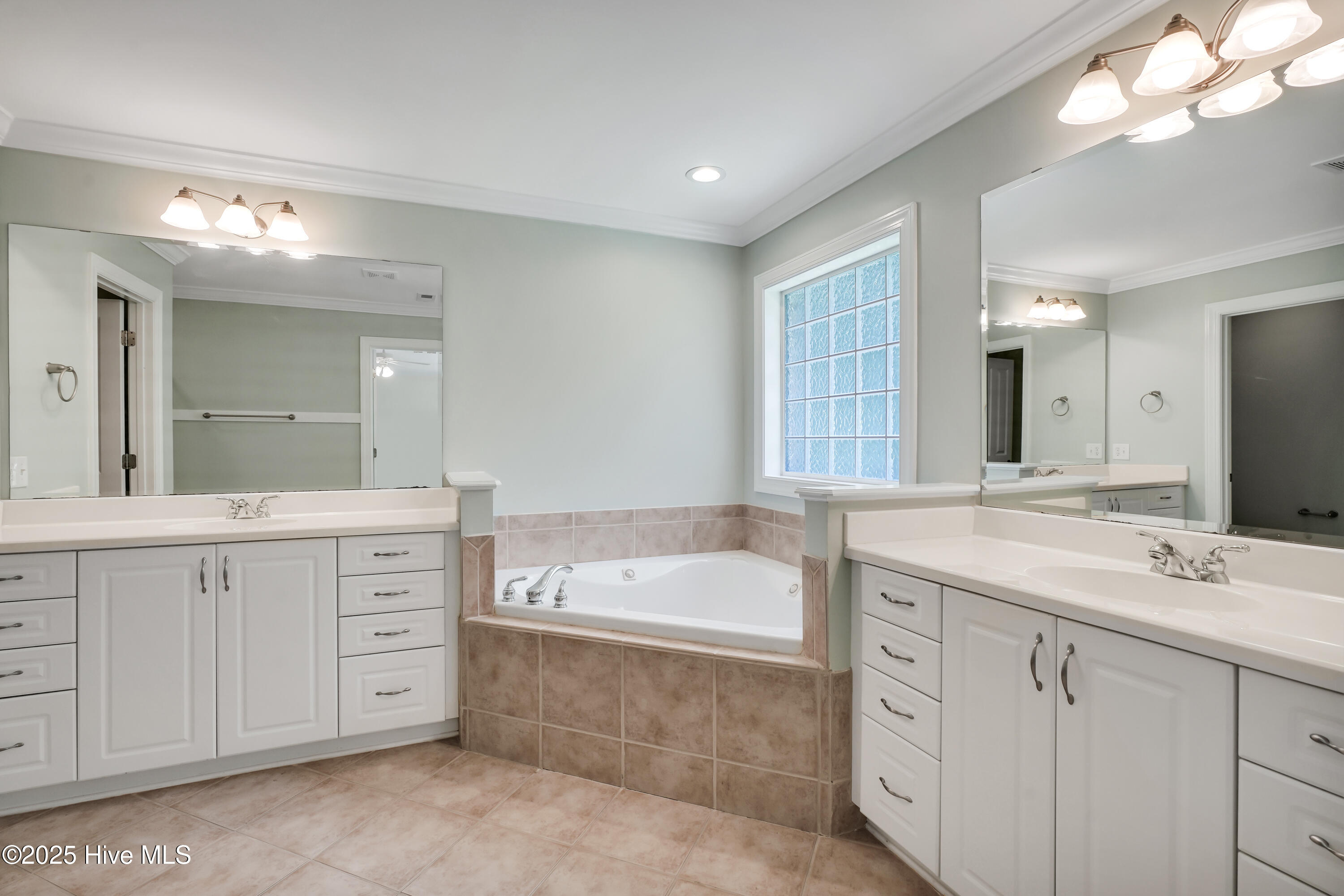 100531017 | Photo 29