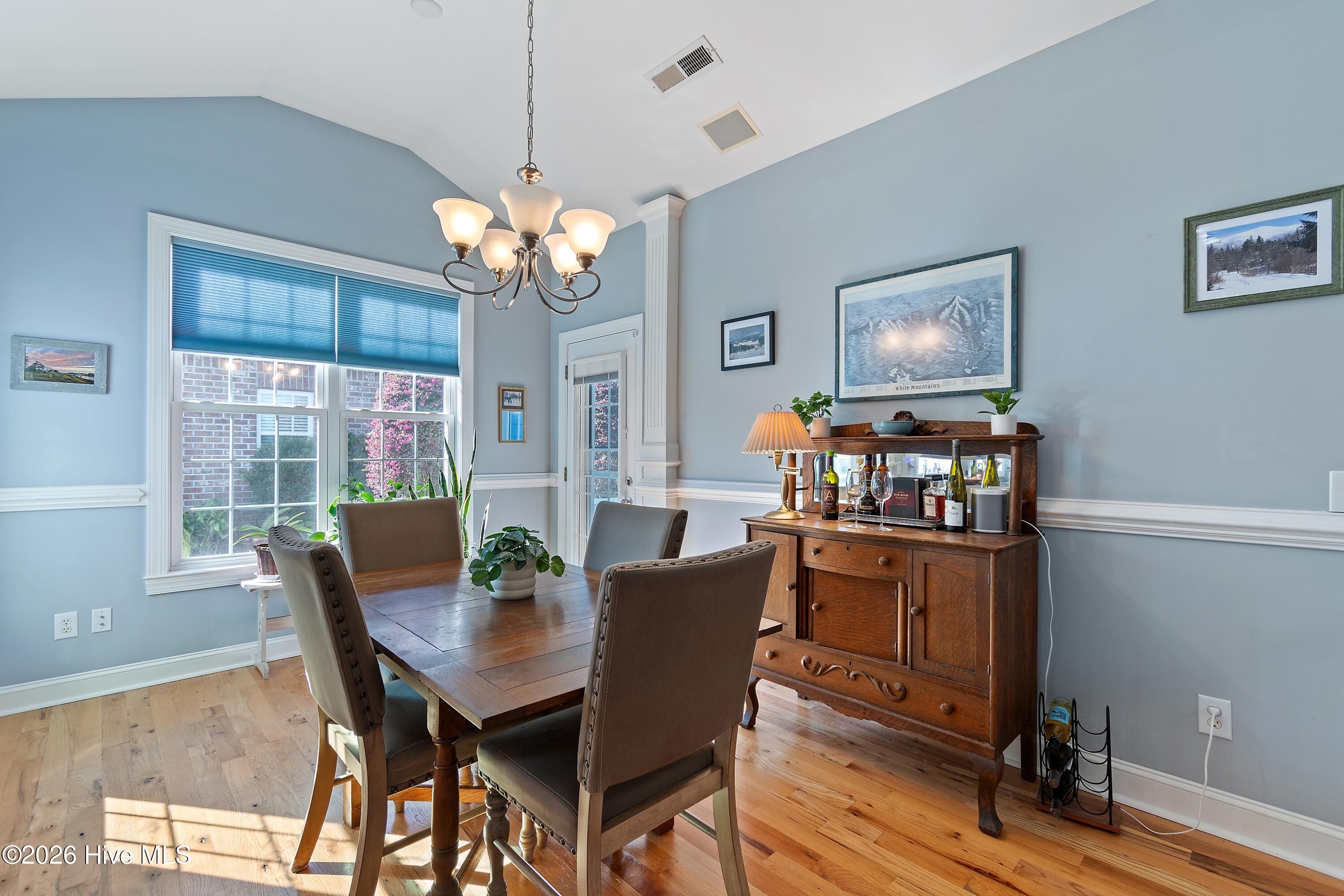 100561490 | Photo 19