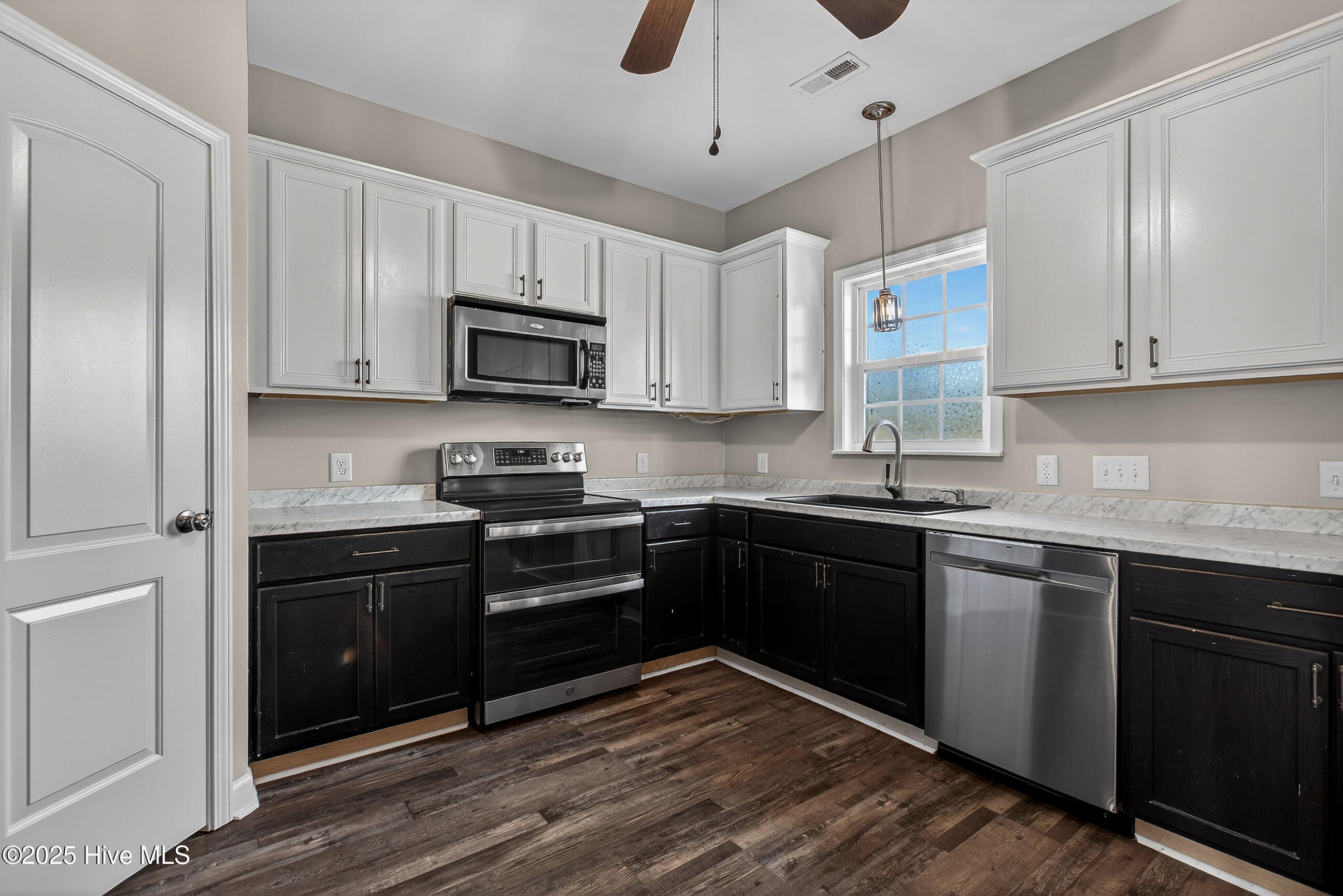 100547089 | Photo 12