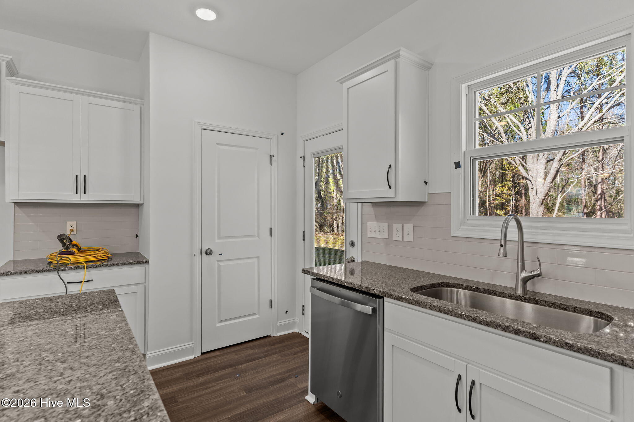 100528695 | Photo 25