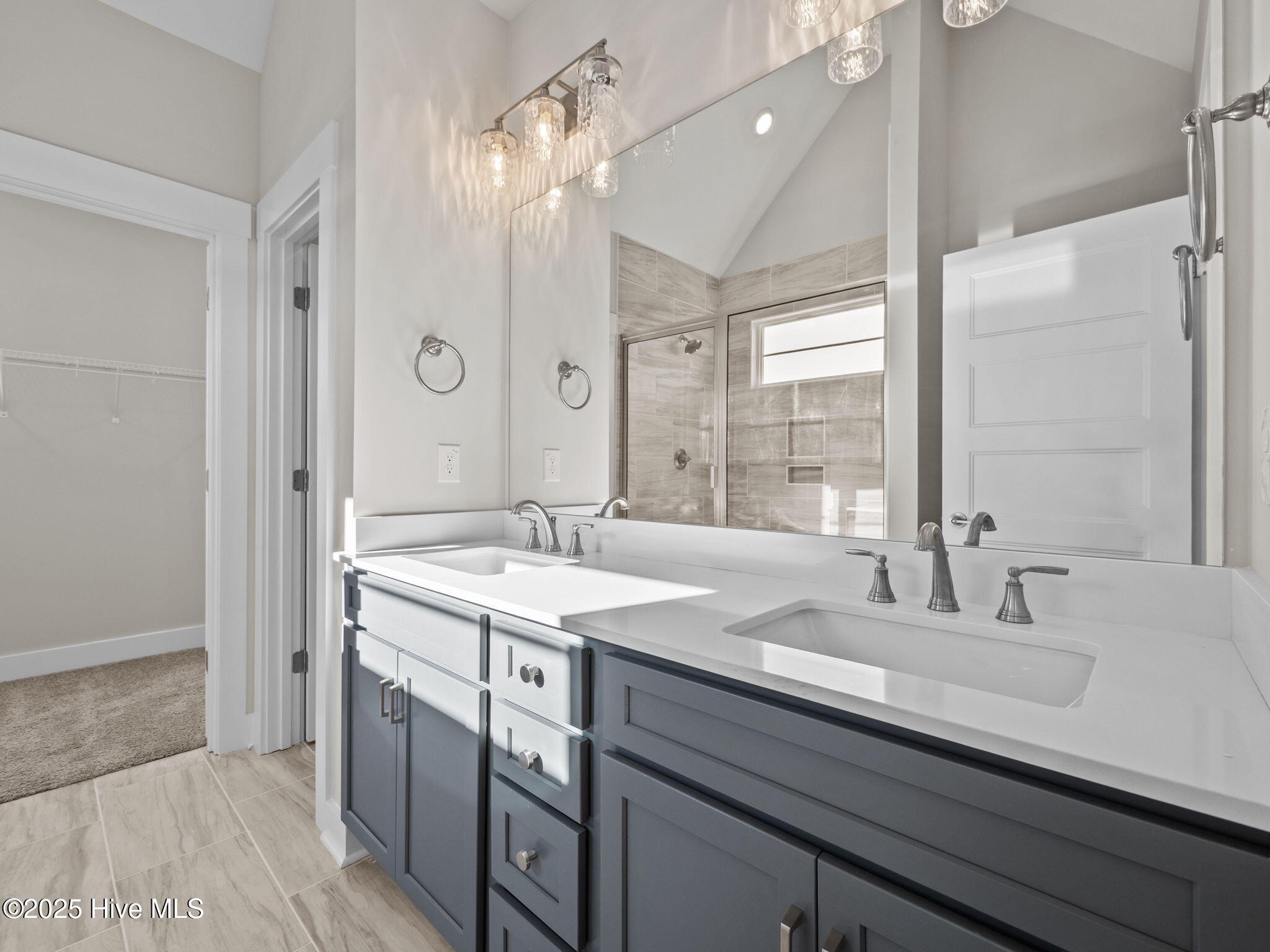 100520397 | Photo 22