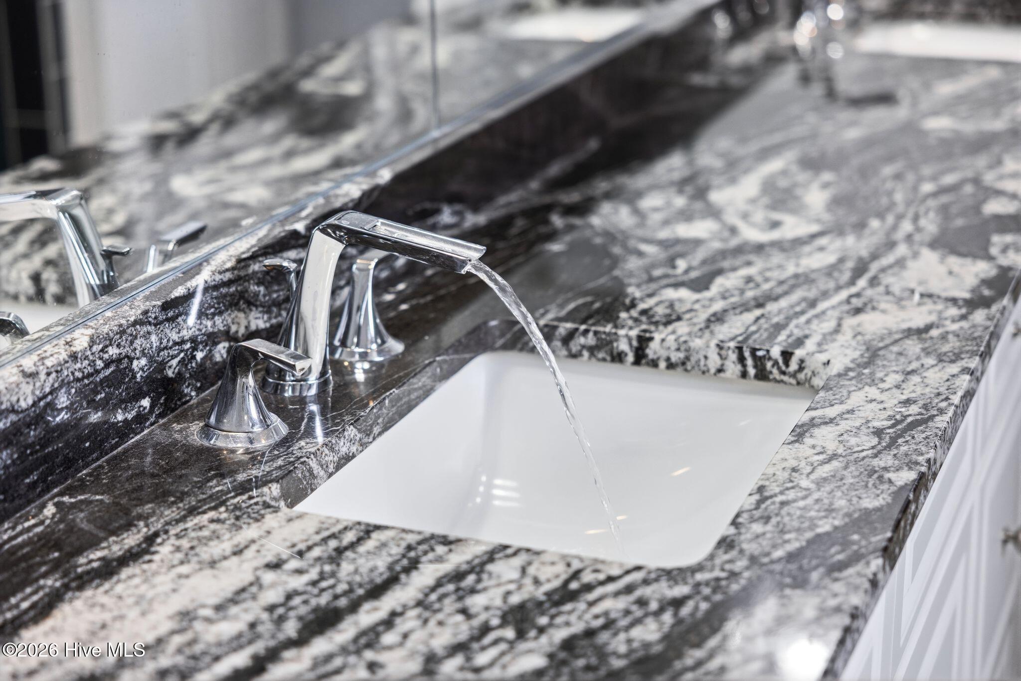 100561180 | Photo 44