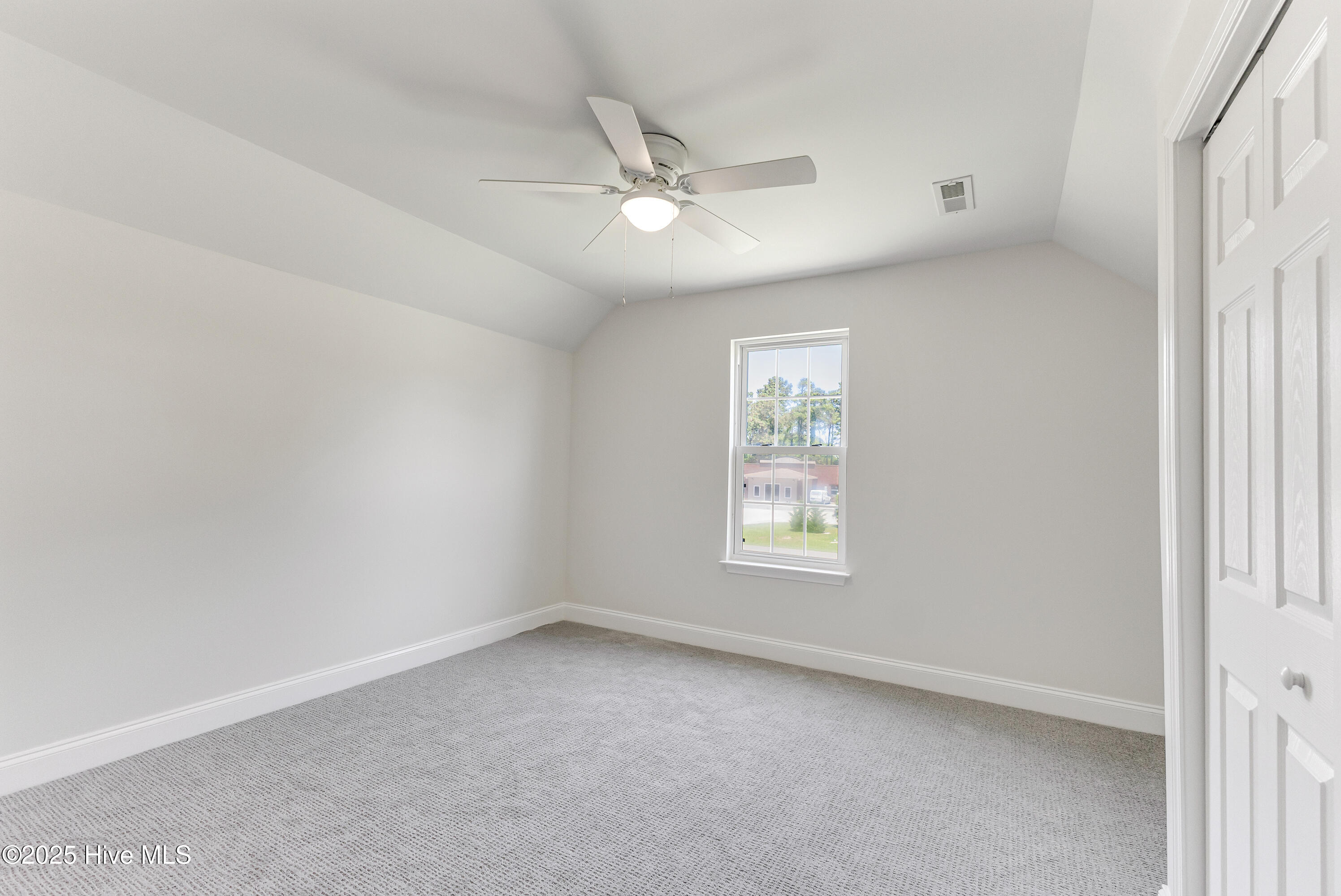 100563033 | Photo 34