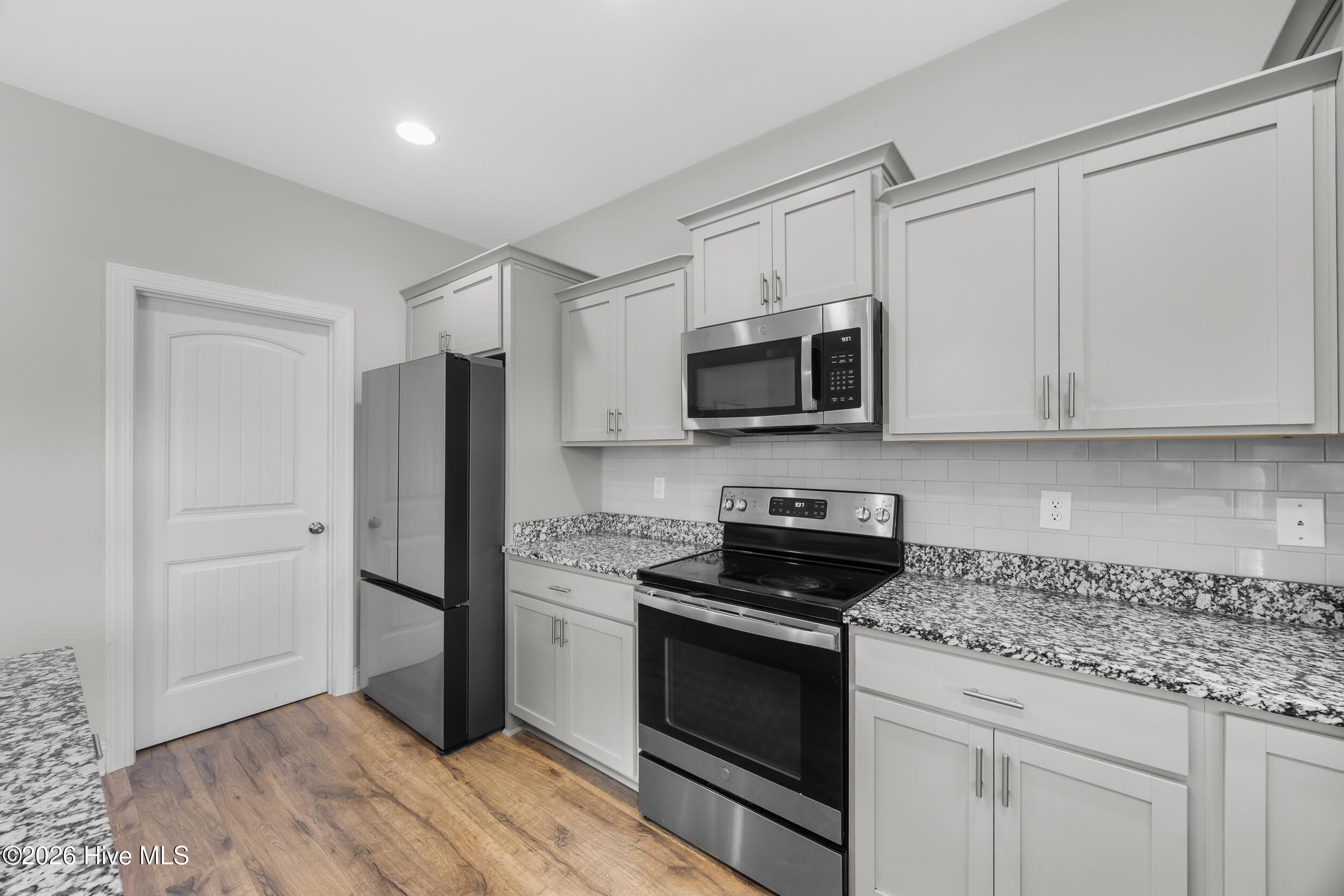 100559002 | Photo 22