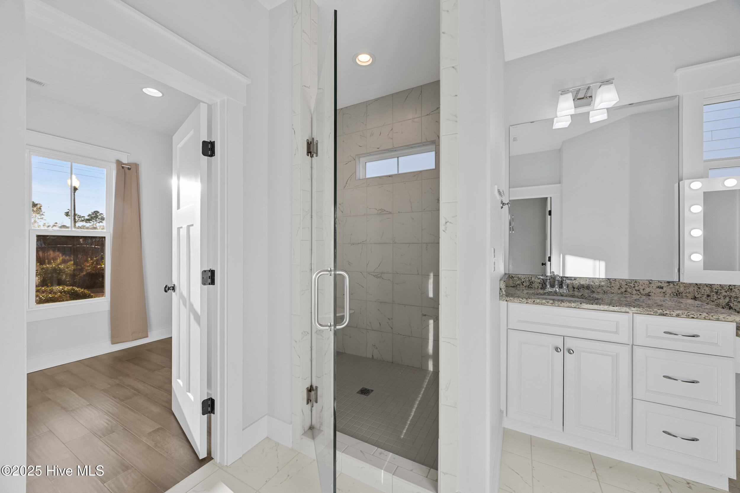 100545820 | Photo 18