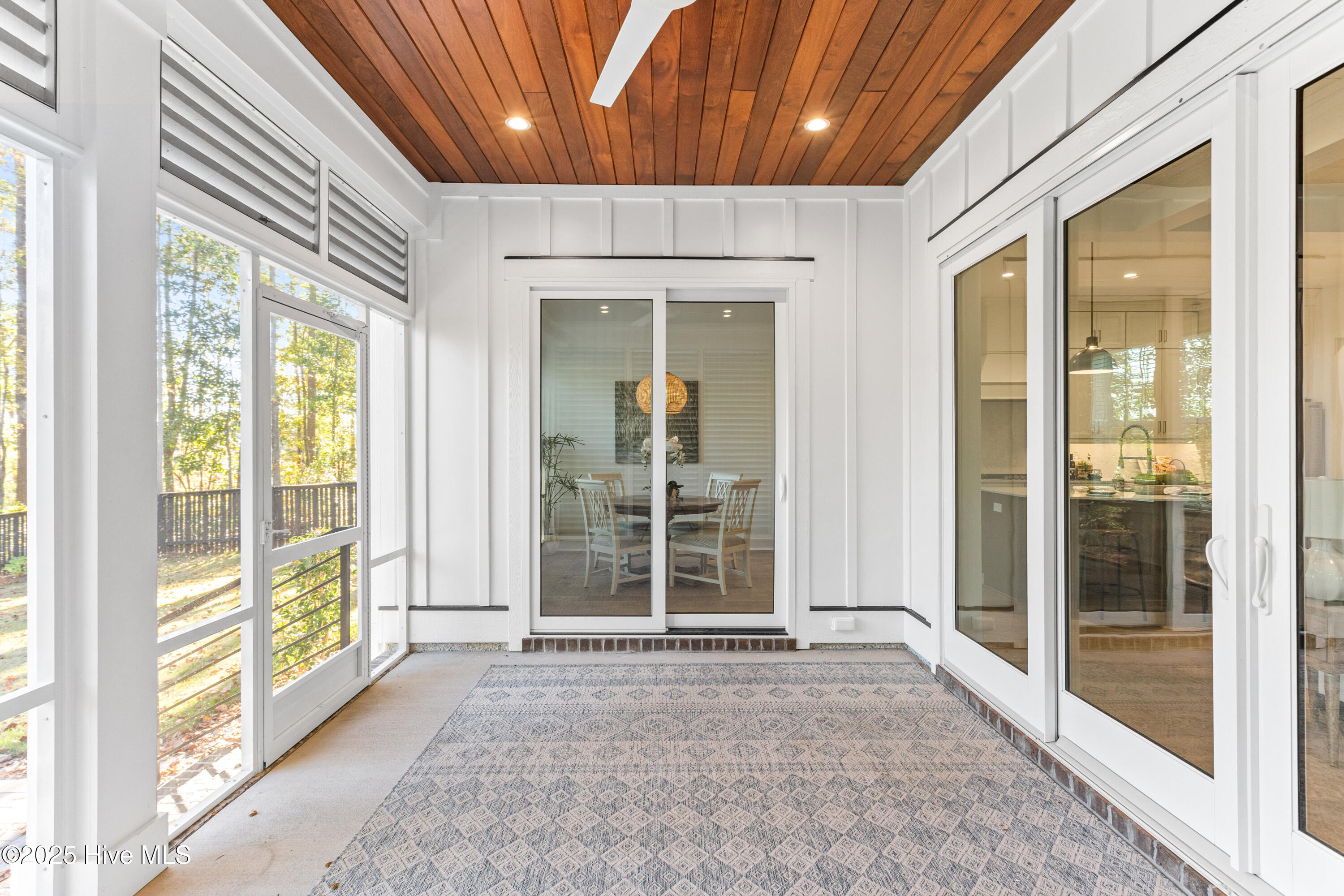 100537930 | Photo 26