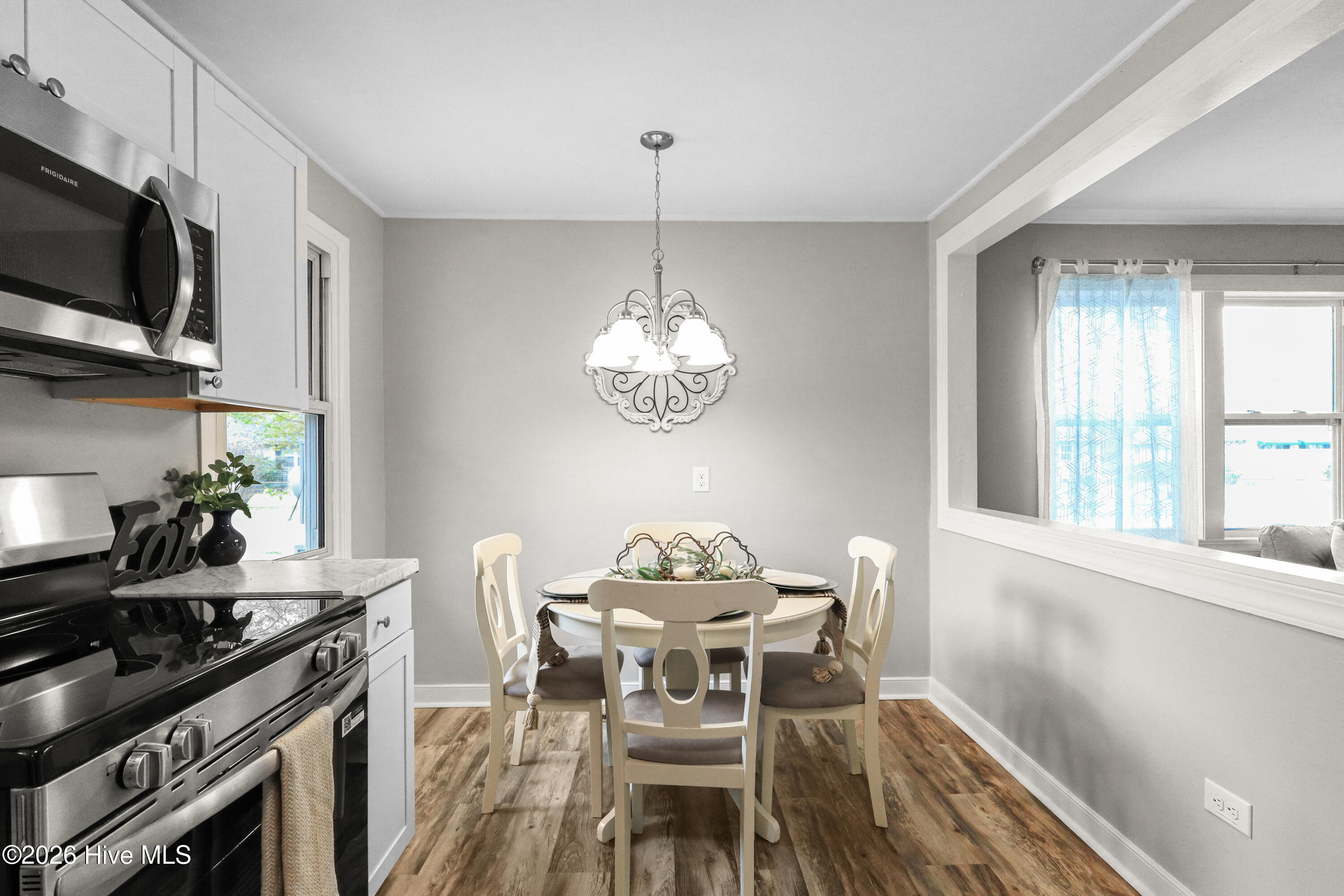 100560188 | Photo 10