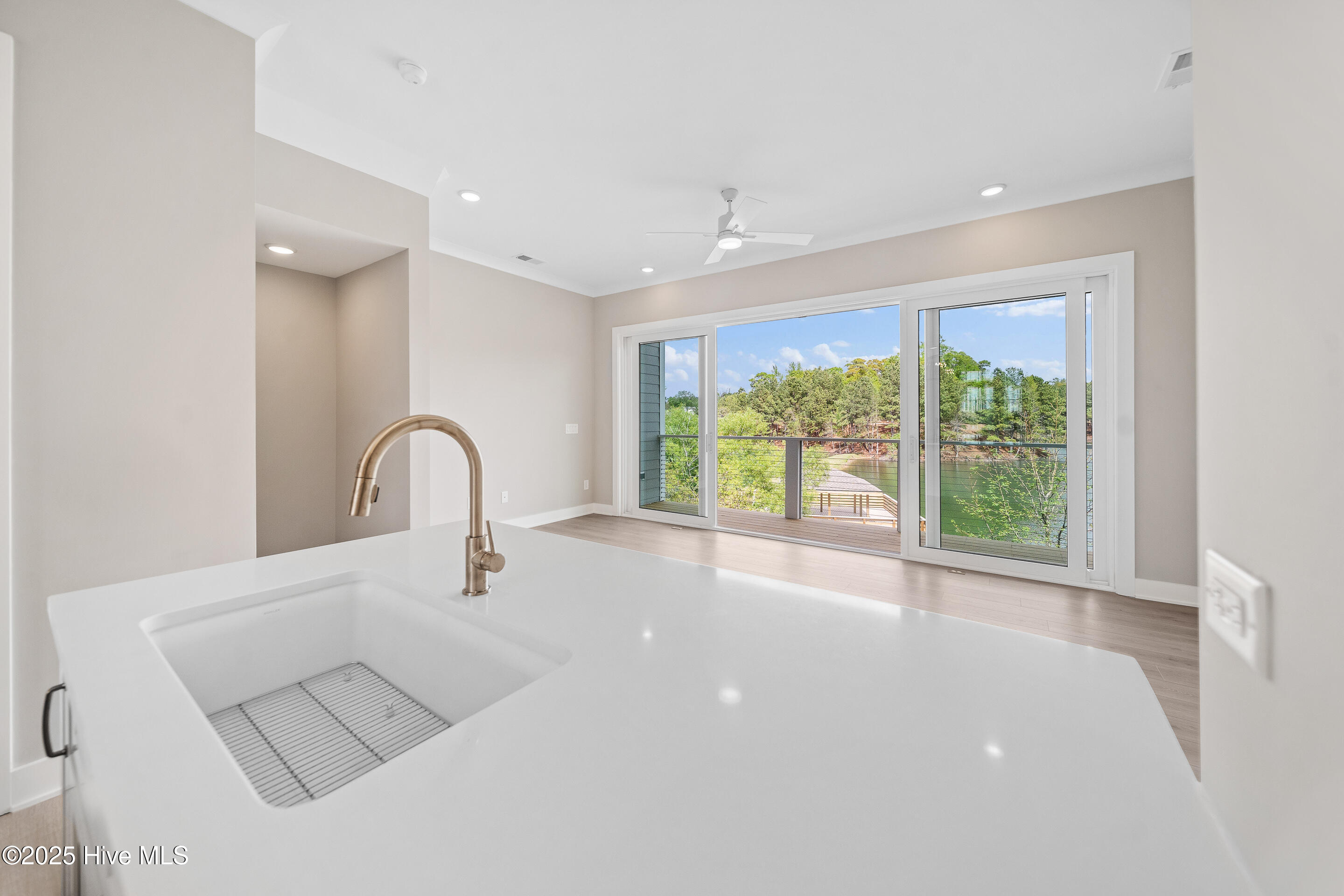 100508387 | Photo 13